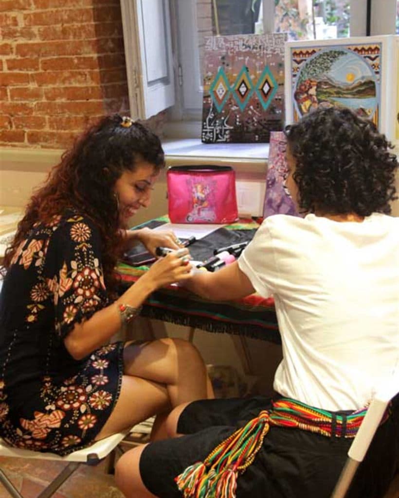 Deux personnes autour d’une table pendant un atelier créatif