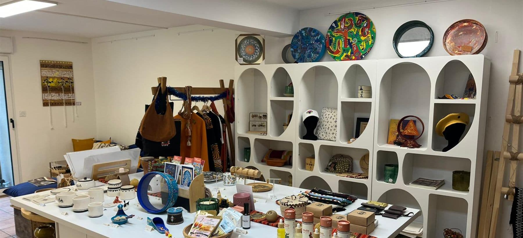 Intérieur de la boutique L’Instant Berbère, au sein de la Maison Amazighe à Toulouse