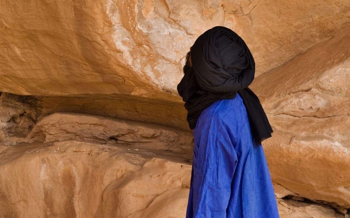 Portrait d’un artisan dans le Sahara