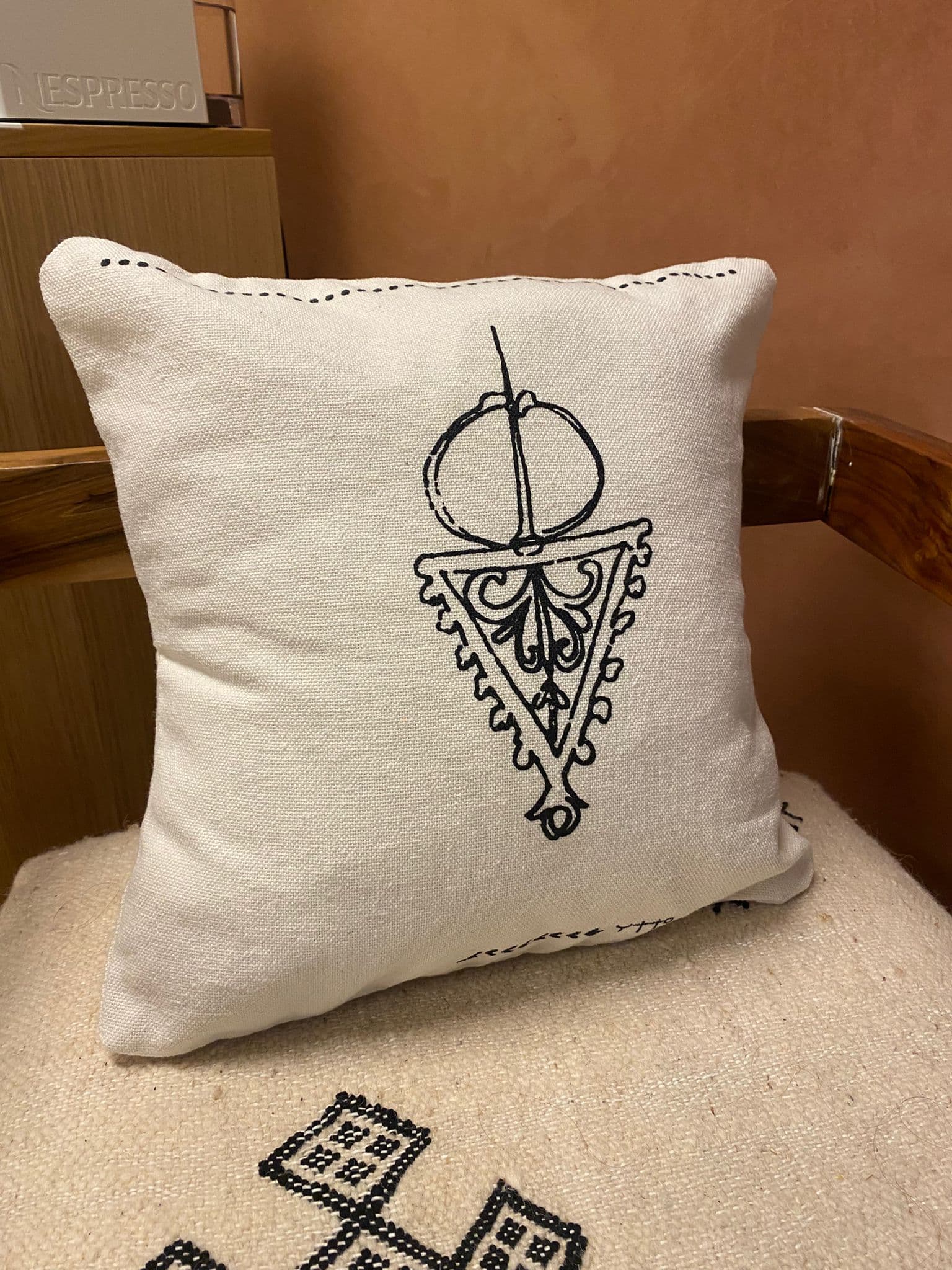 Coussin fibule noir