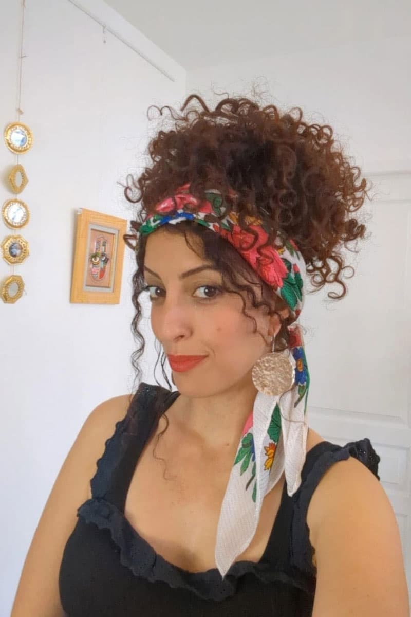 attaché de foulards blanc à motifs fleurs été