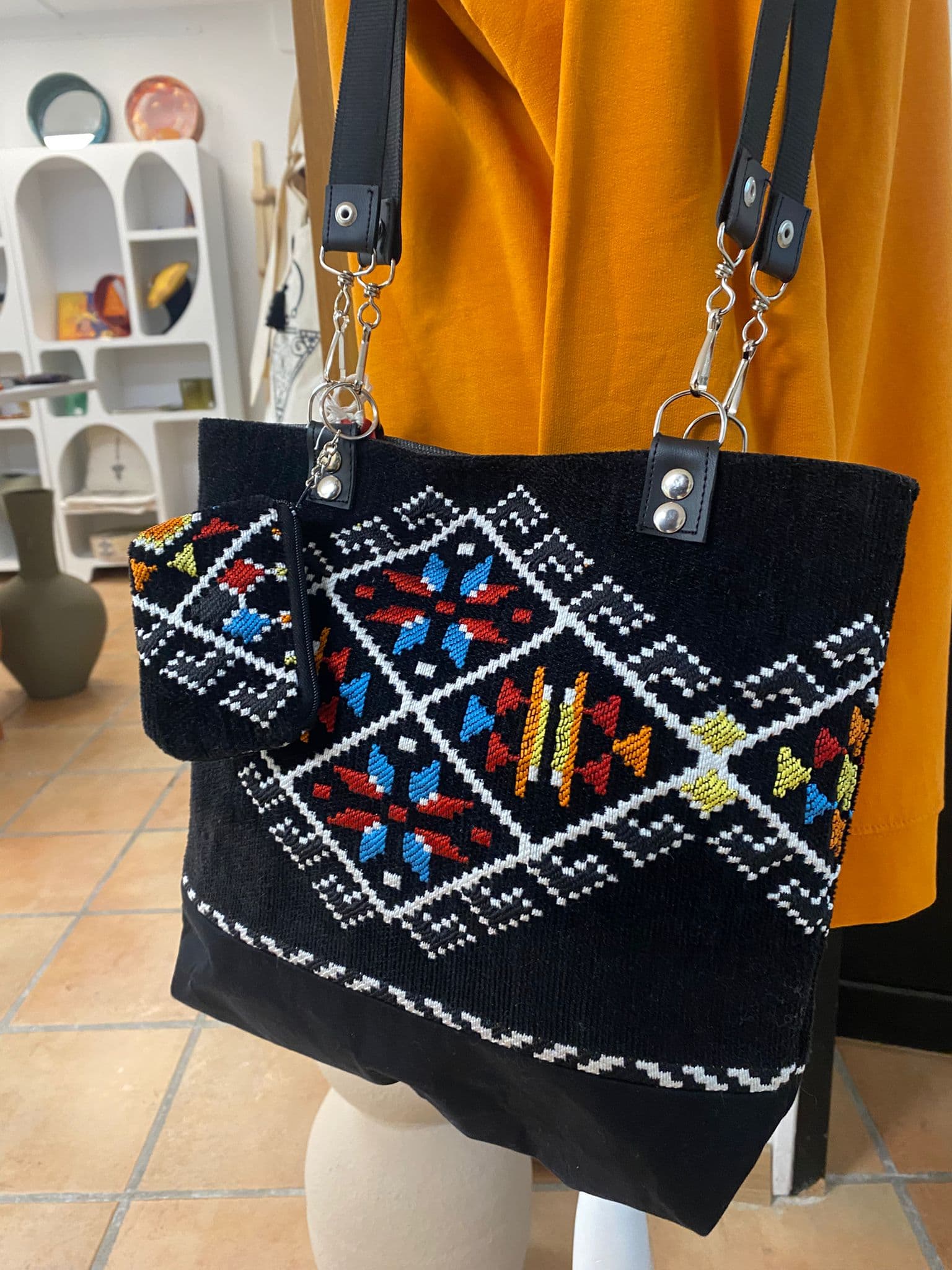 Sac à main brodé avec bandoulière
