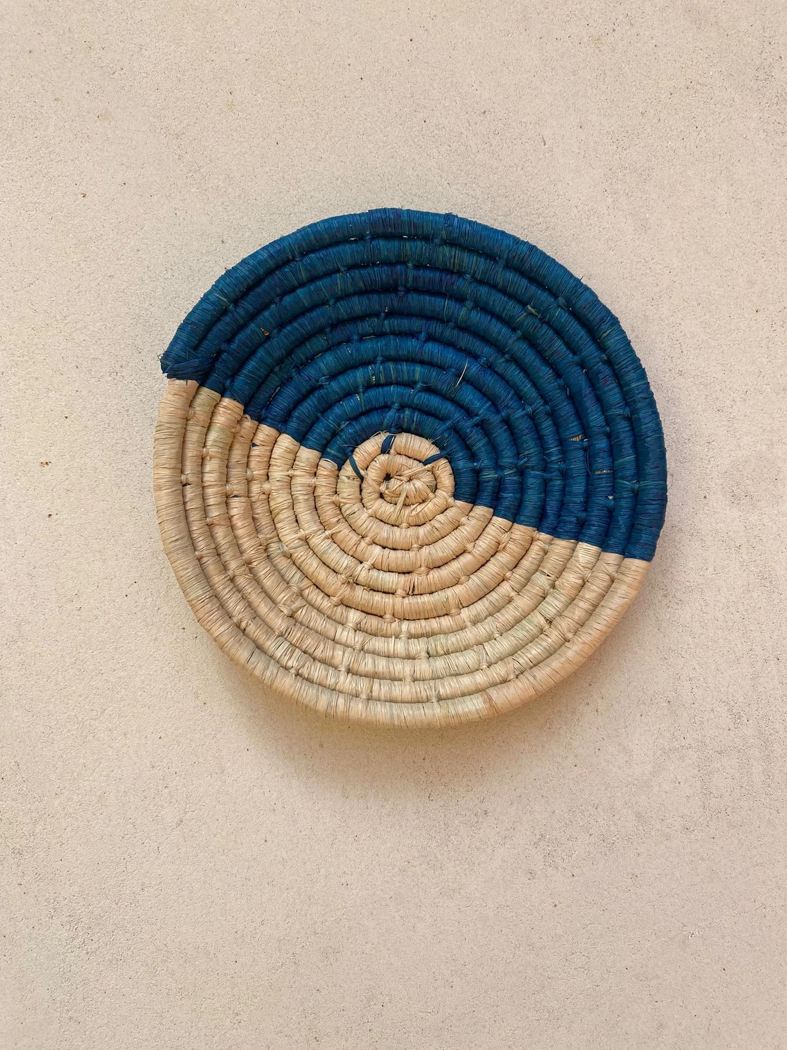 Petite corbeille en raphia demi