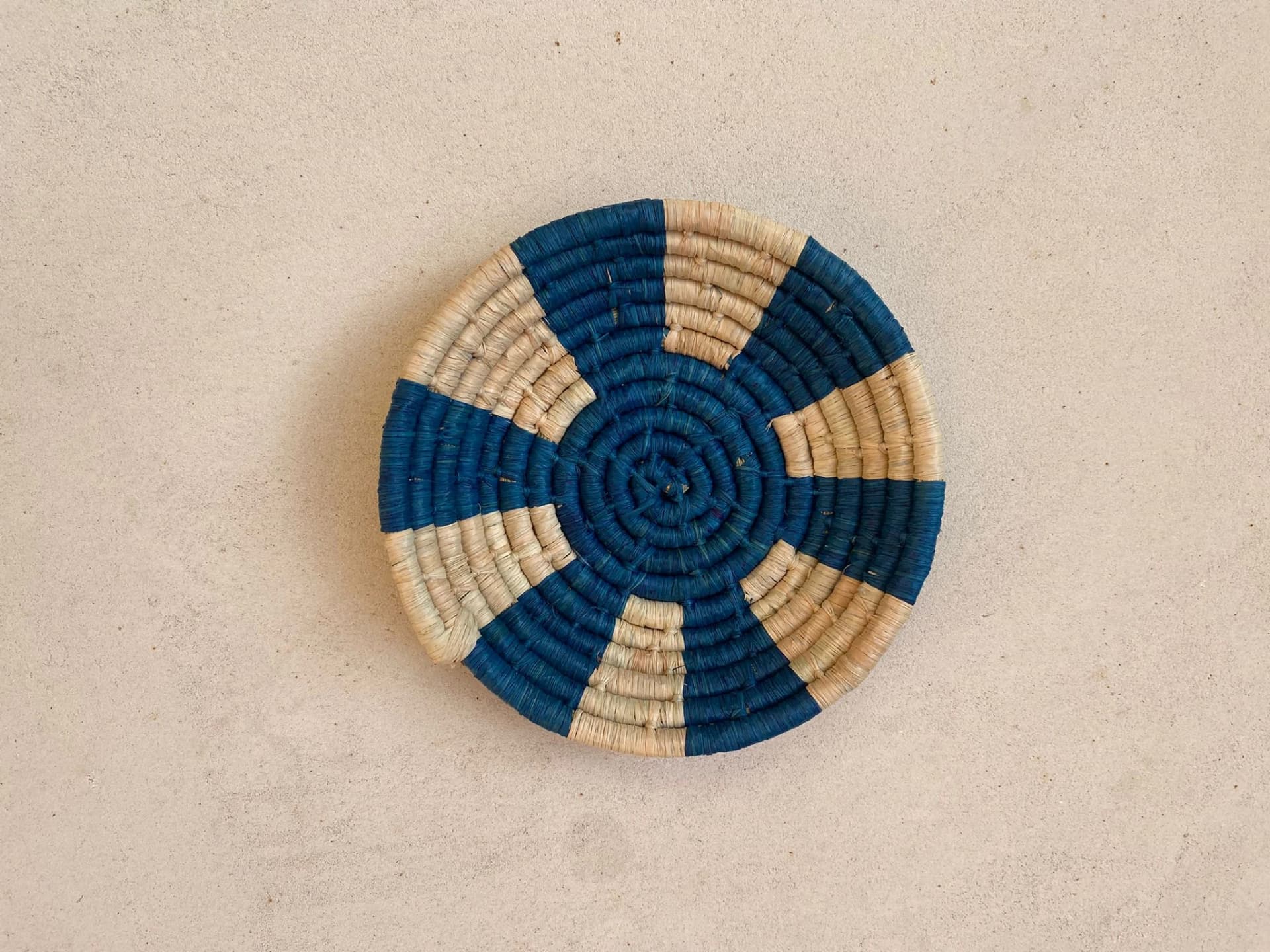 Petite corbeille soleil en raphia bleue
