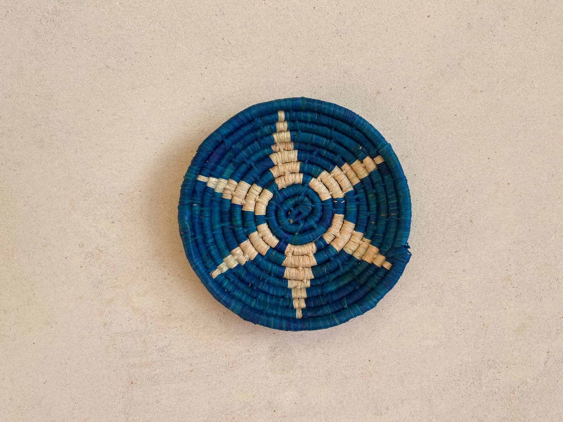 Petite corbeille en raphia étoile