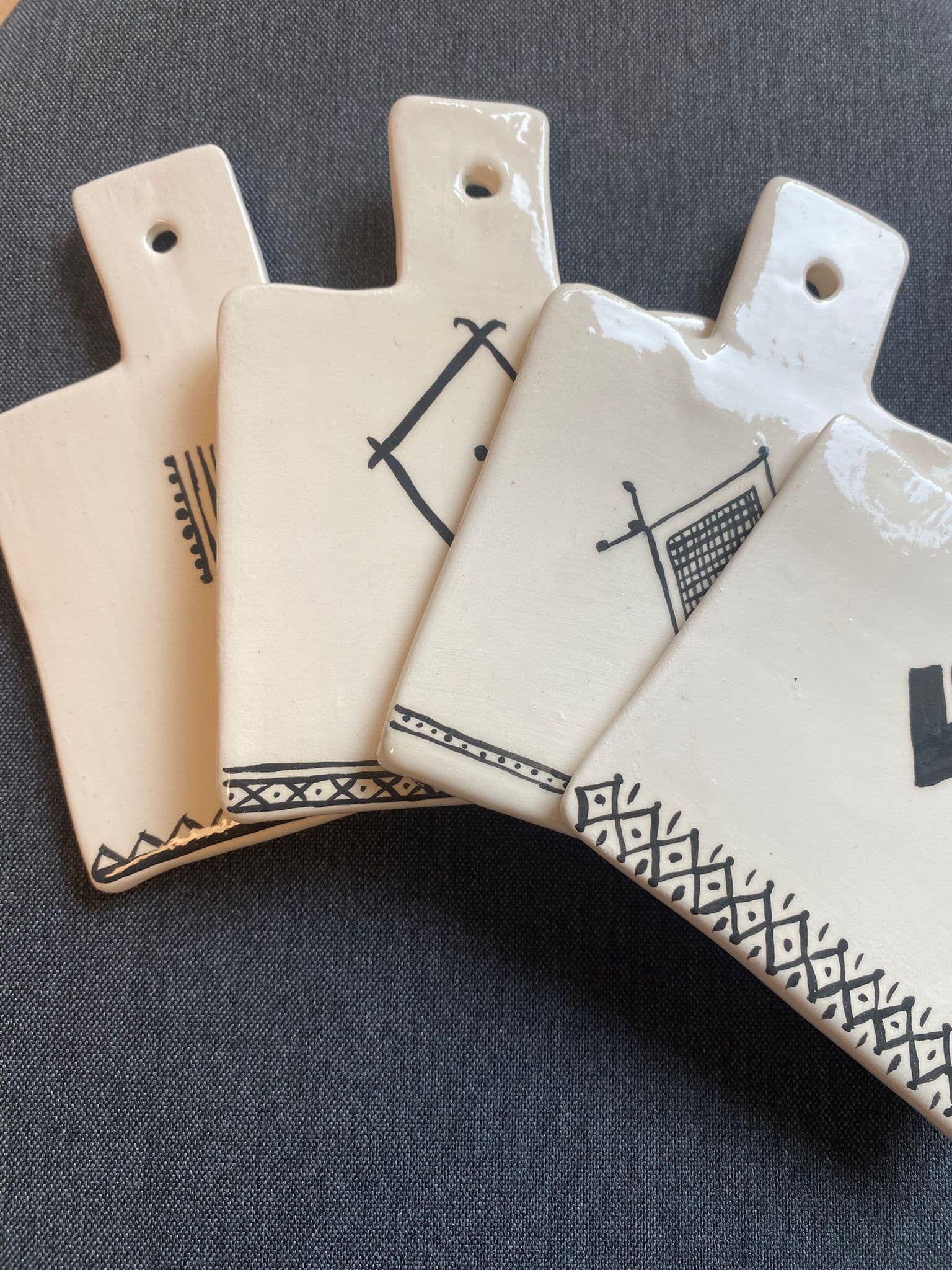 Planche apéro en céramique – Inspiration amazighe