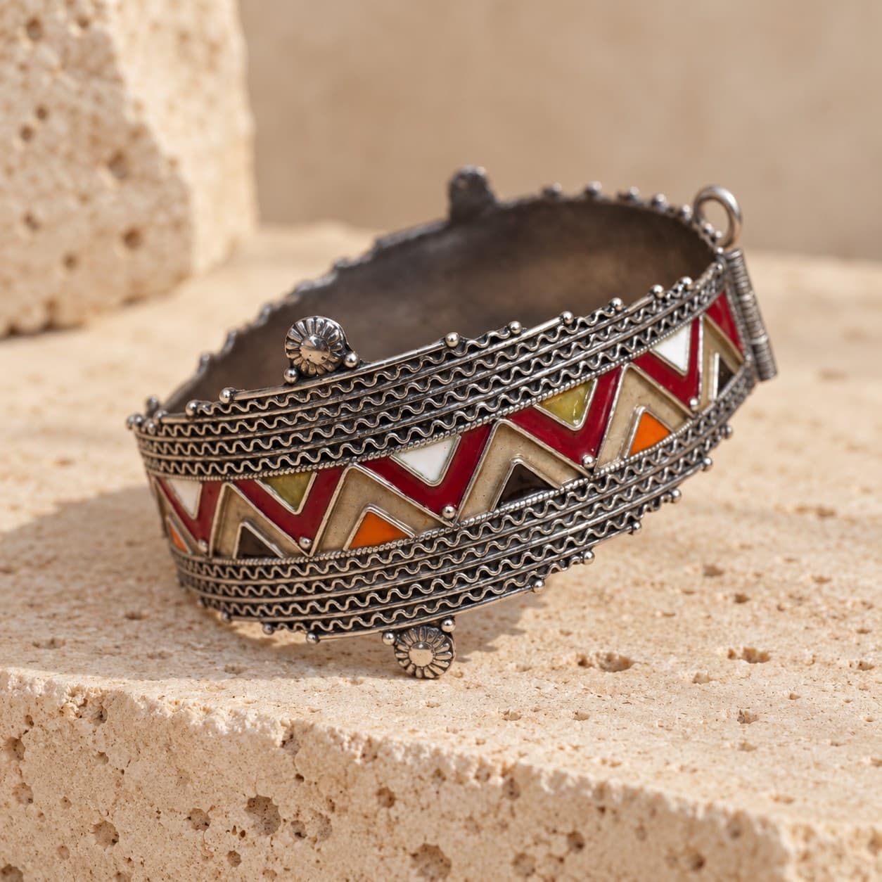 Bracelet LAATHES en argent émaillé à chevrons posé sur du travertin