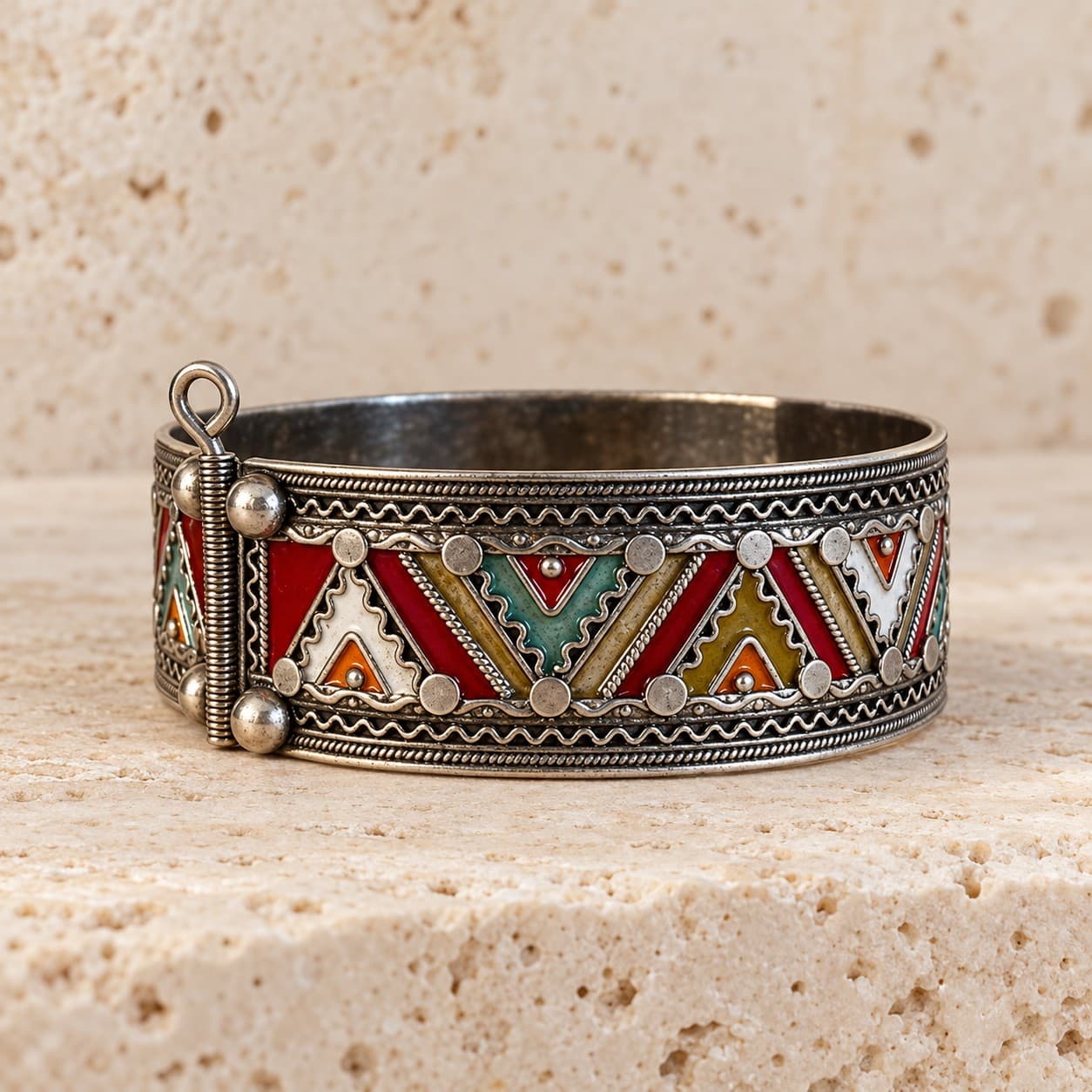 Bracelet NUMIDIA en argent émaillé à triangles multicolores sur travertin