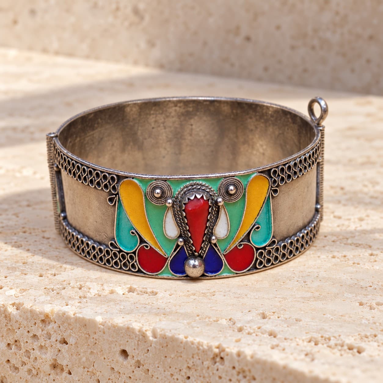 Bracelet TAYRI en argent émaillé à décor turquoise et goutte rouge sur travertin