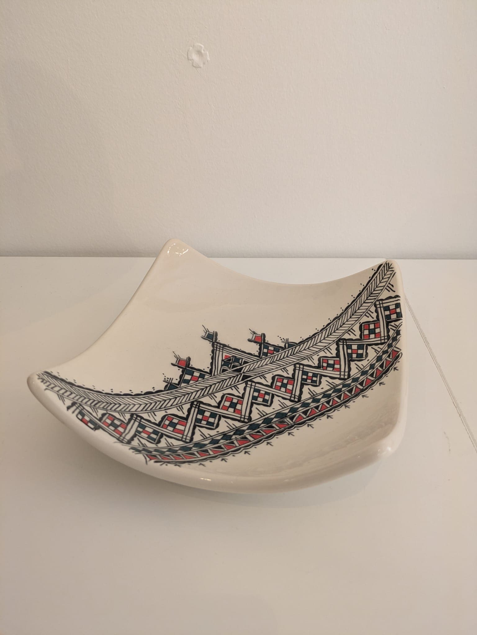 Assiette Décorative en Céramique — Rouge Amazigh