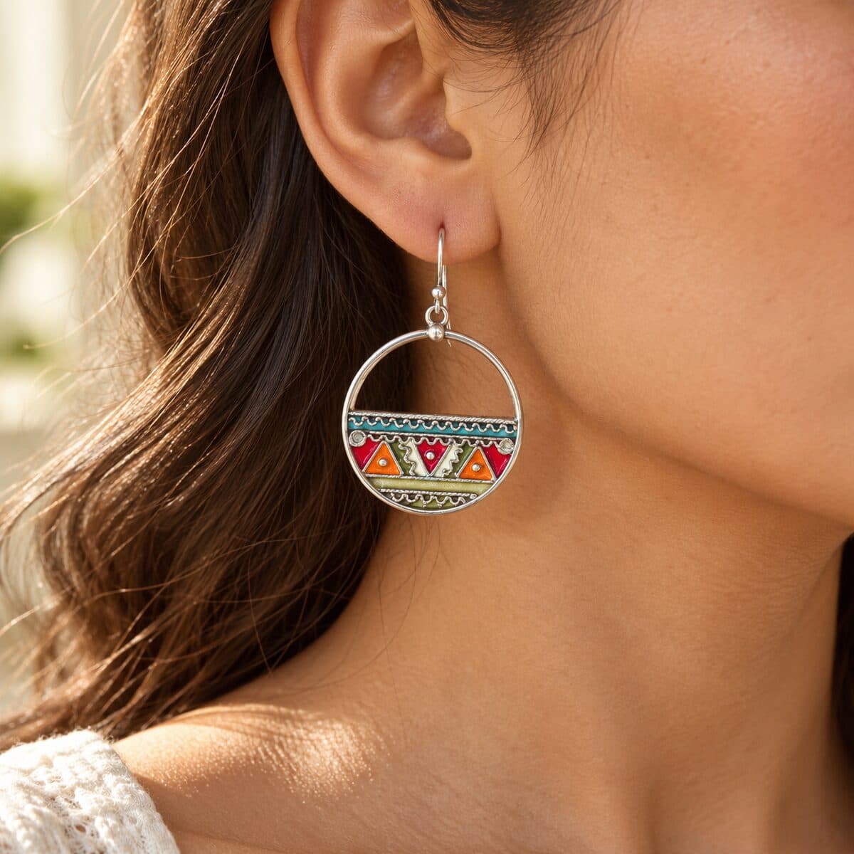 Boucle en argent "AZETTA" émaillée portée à l’oreille