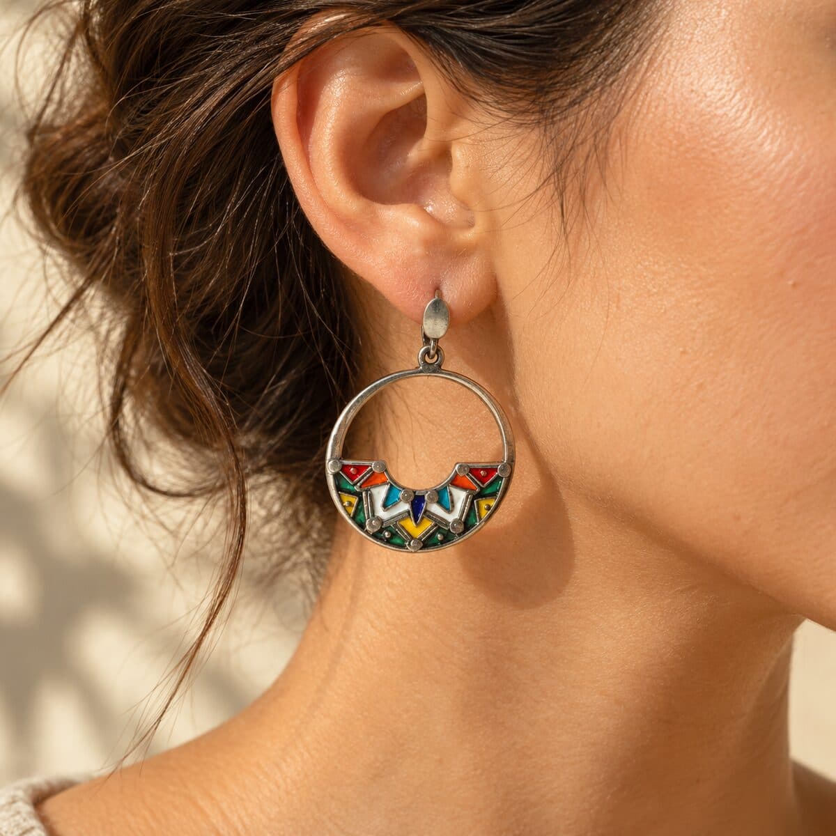 Boucle d’oreille en argent "IETEJ" portée à l’oreille