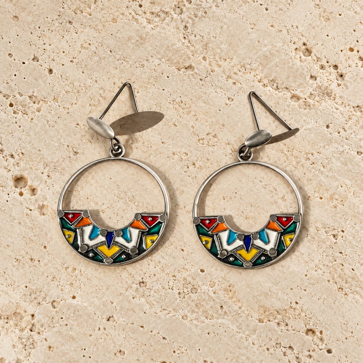 Boucles d’oreilles en argent "IETEJ" sur fond en travertin