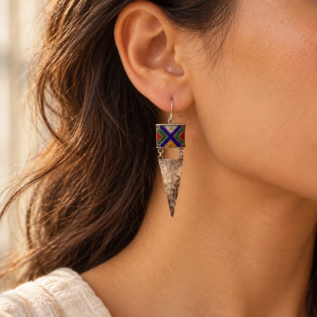 Boucle en argent "TAFAT" émaillée portée à l’oreille