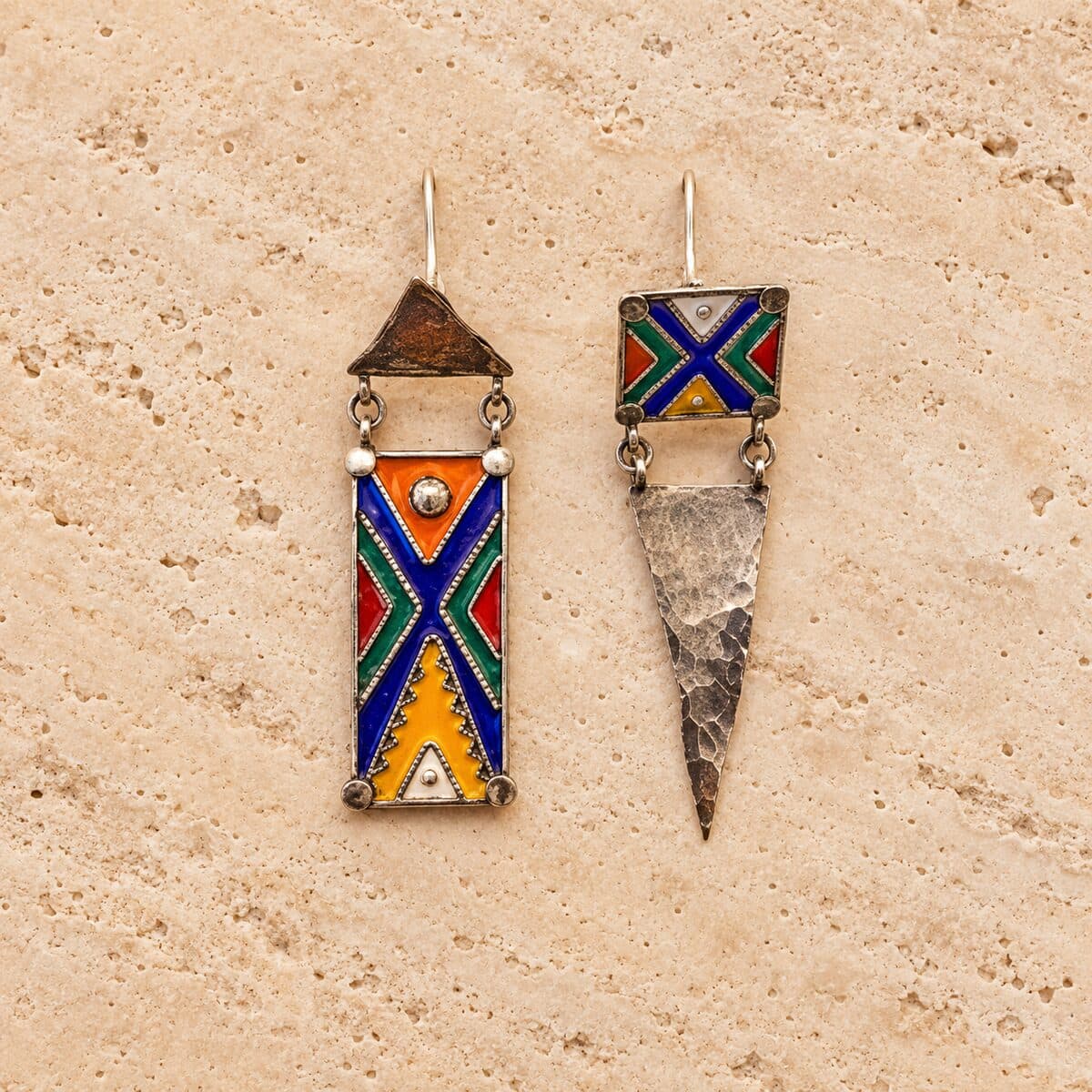 Boucles en argent "TAFAT" émaillées sur fond en travertin