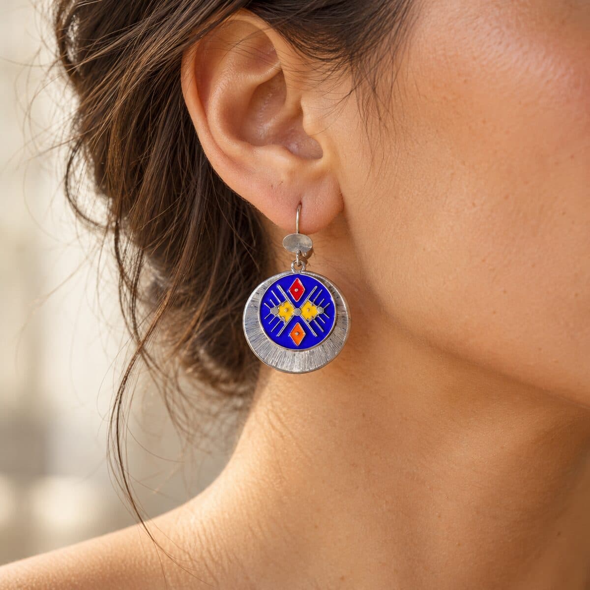Boucle en argent "TANINA" émaillée portée à l’oreille