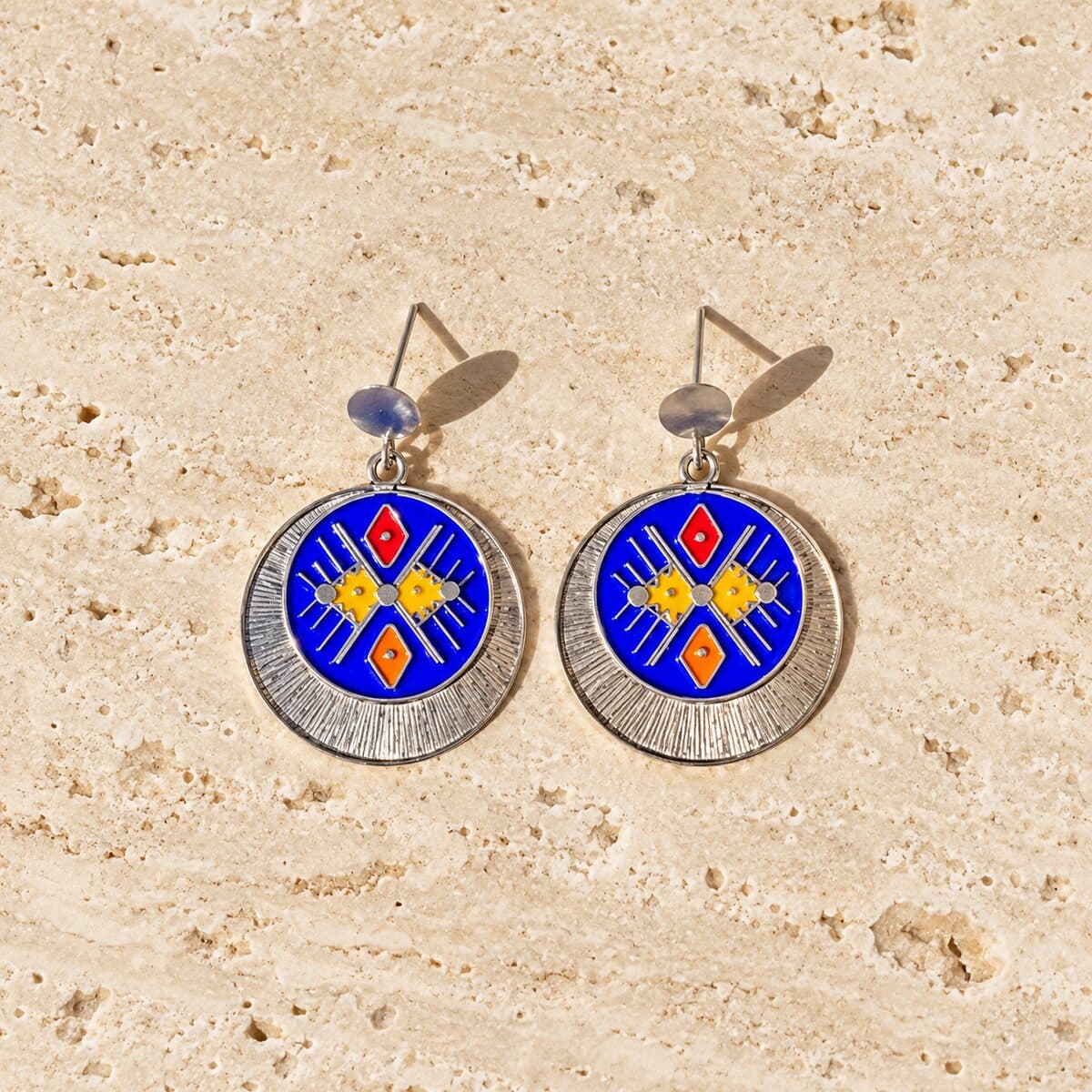 Boucles en argent "TANINA" émaillées sur fond en travertin