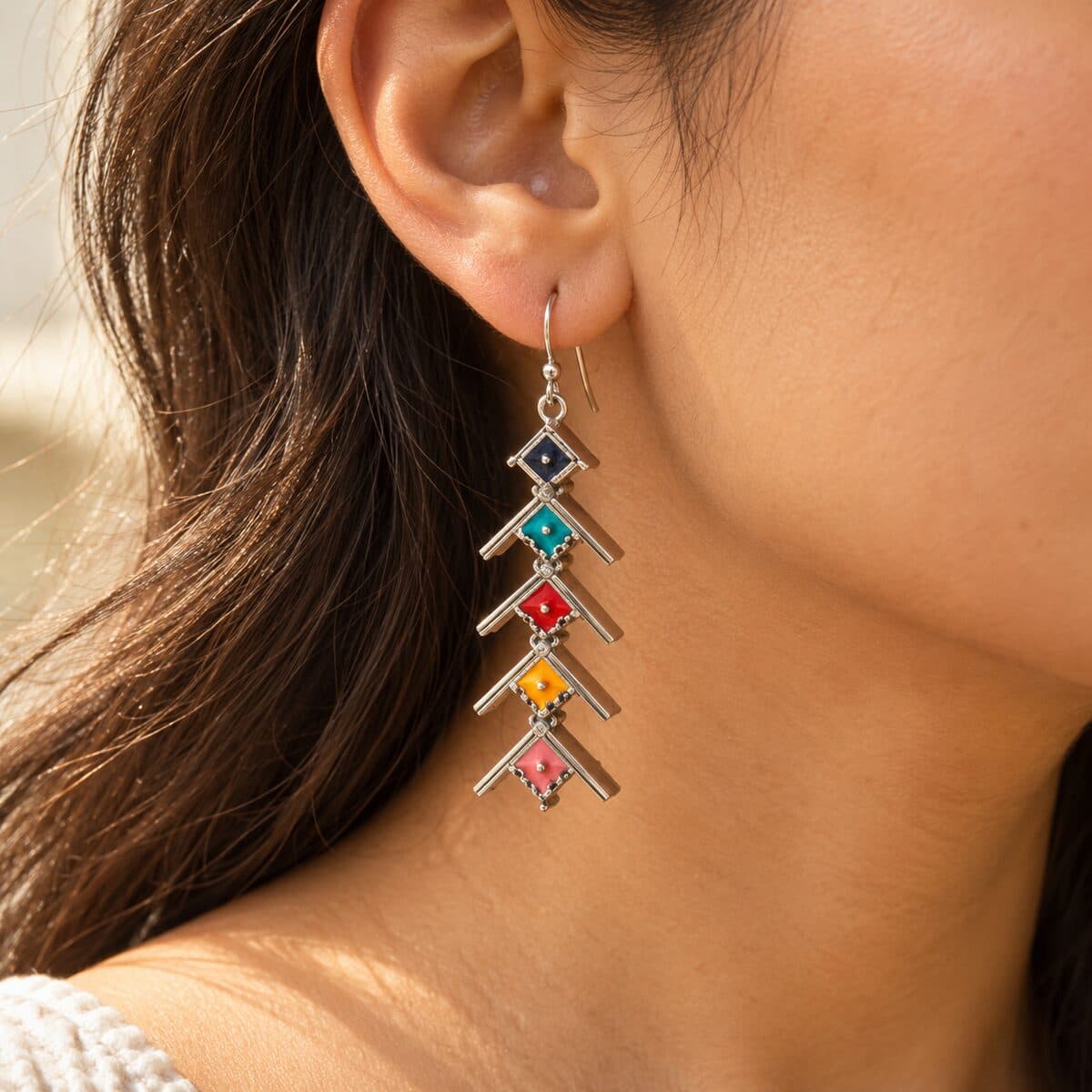 Boucle d’oreille en argent "UZAGGUR" portée à l’oreille
