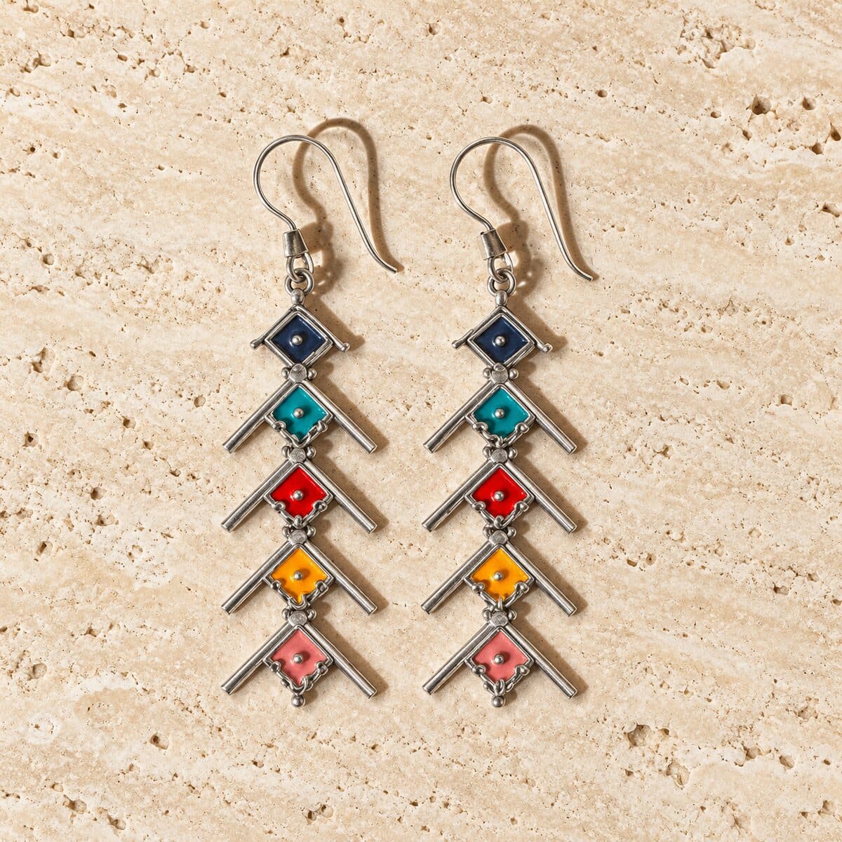 Boucles d’oreilles en argent "UZAGGUR" sur fond en travertin