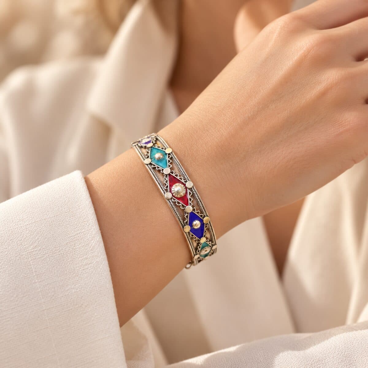 Bracelet en argent amazighe MAKROUT porté
