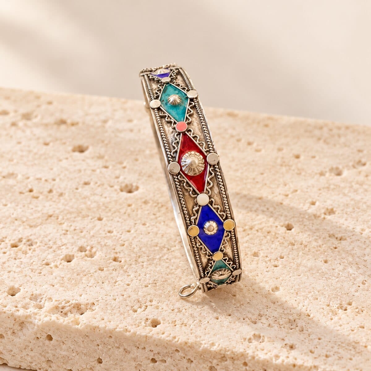 Bracelet en argent amazighe MAKROUT sur travertin