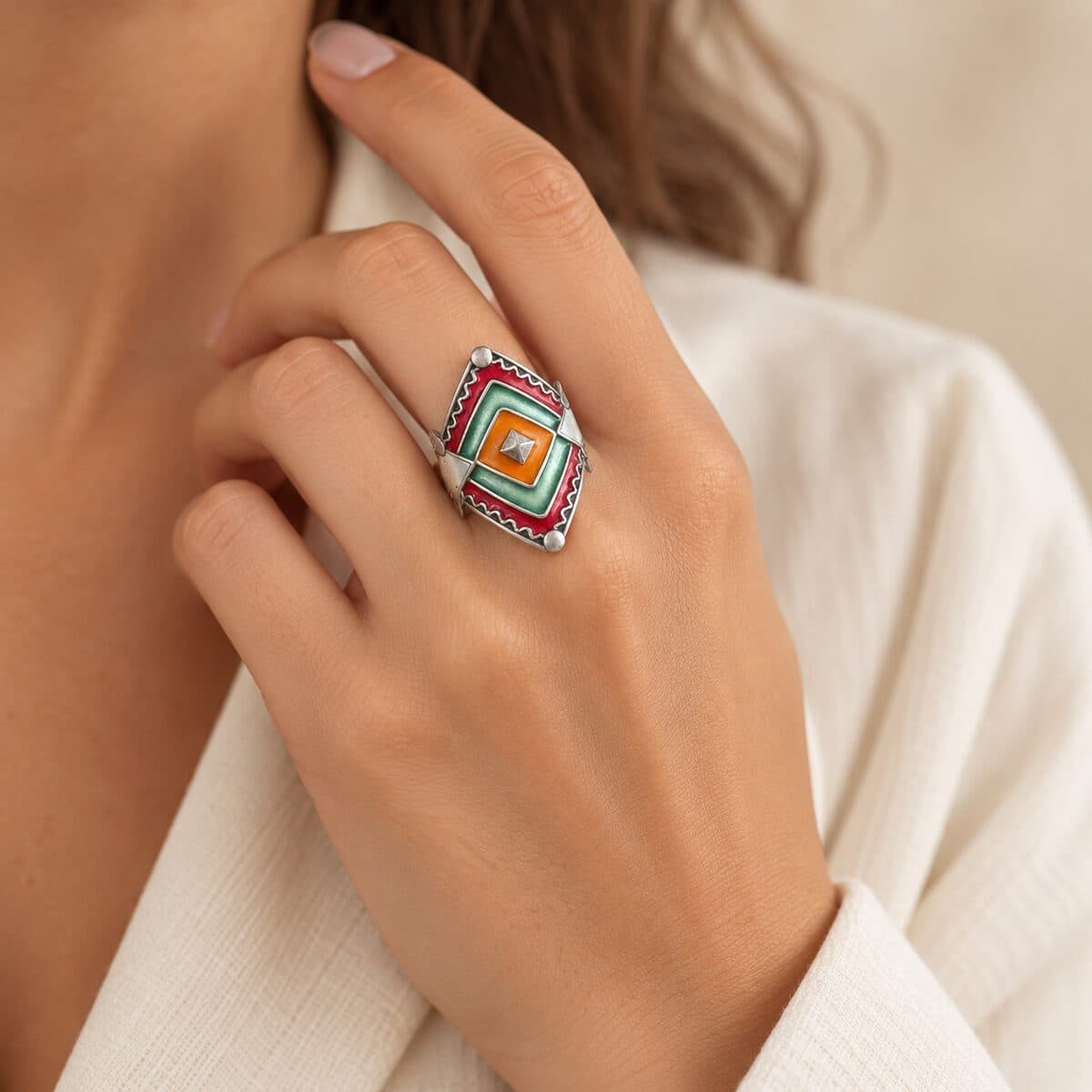 Bague argent amazighe MINA sur travertin