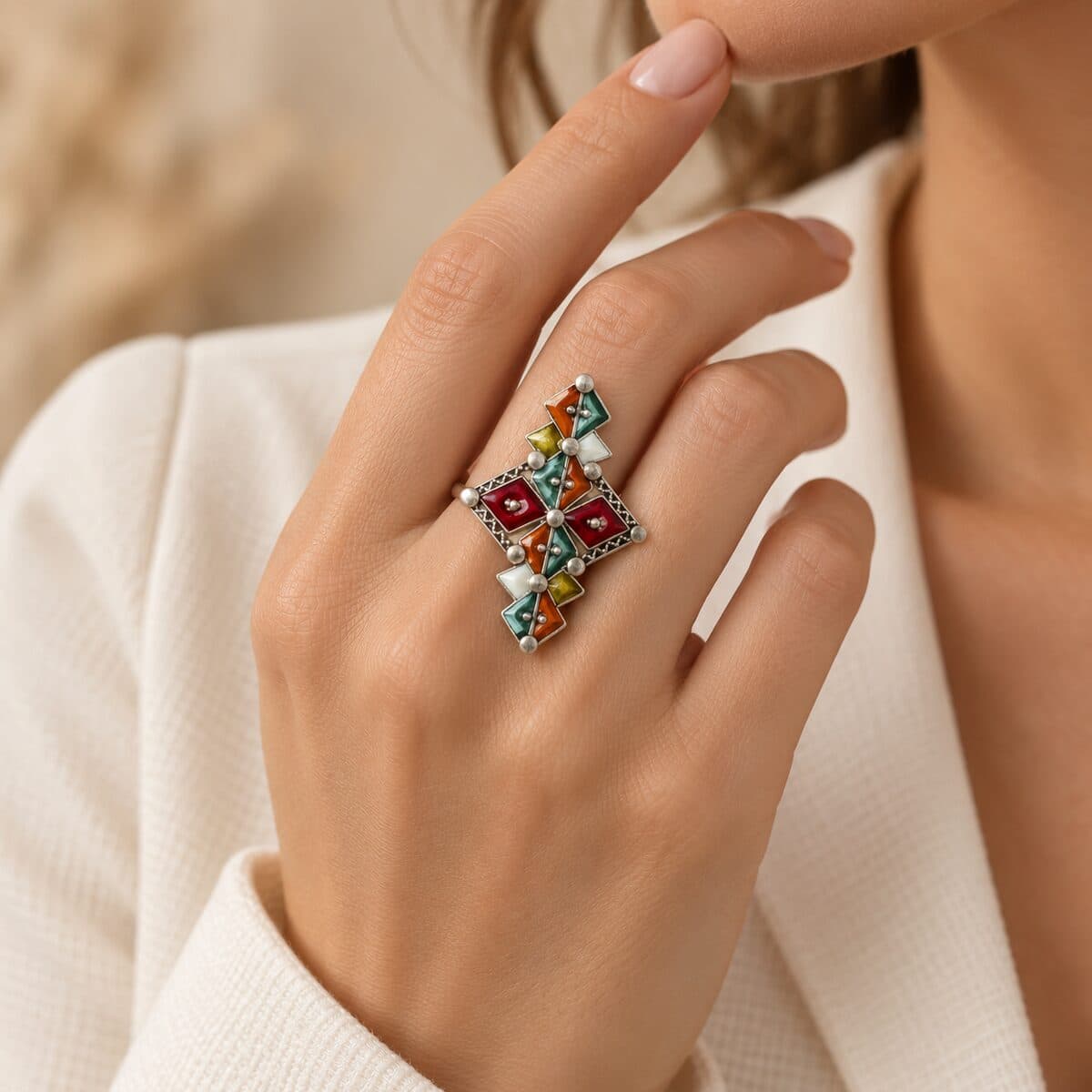 Bague en argent amazighe NEWA portée