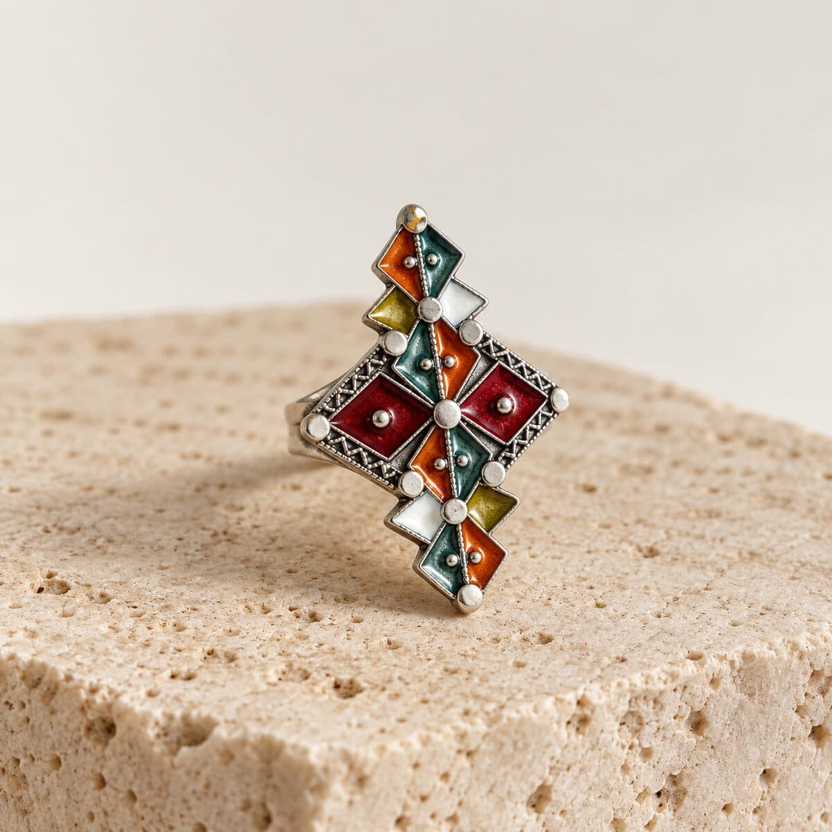Bague en argent amazighe NEWA sur travertin