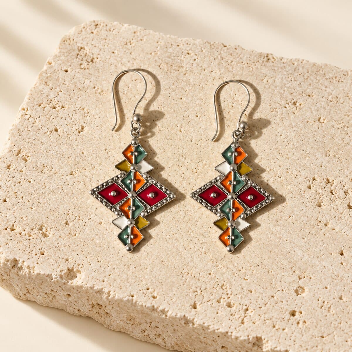 Boucles d’oreilles en argent NEWA sur travertin