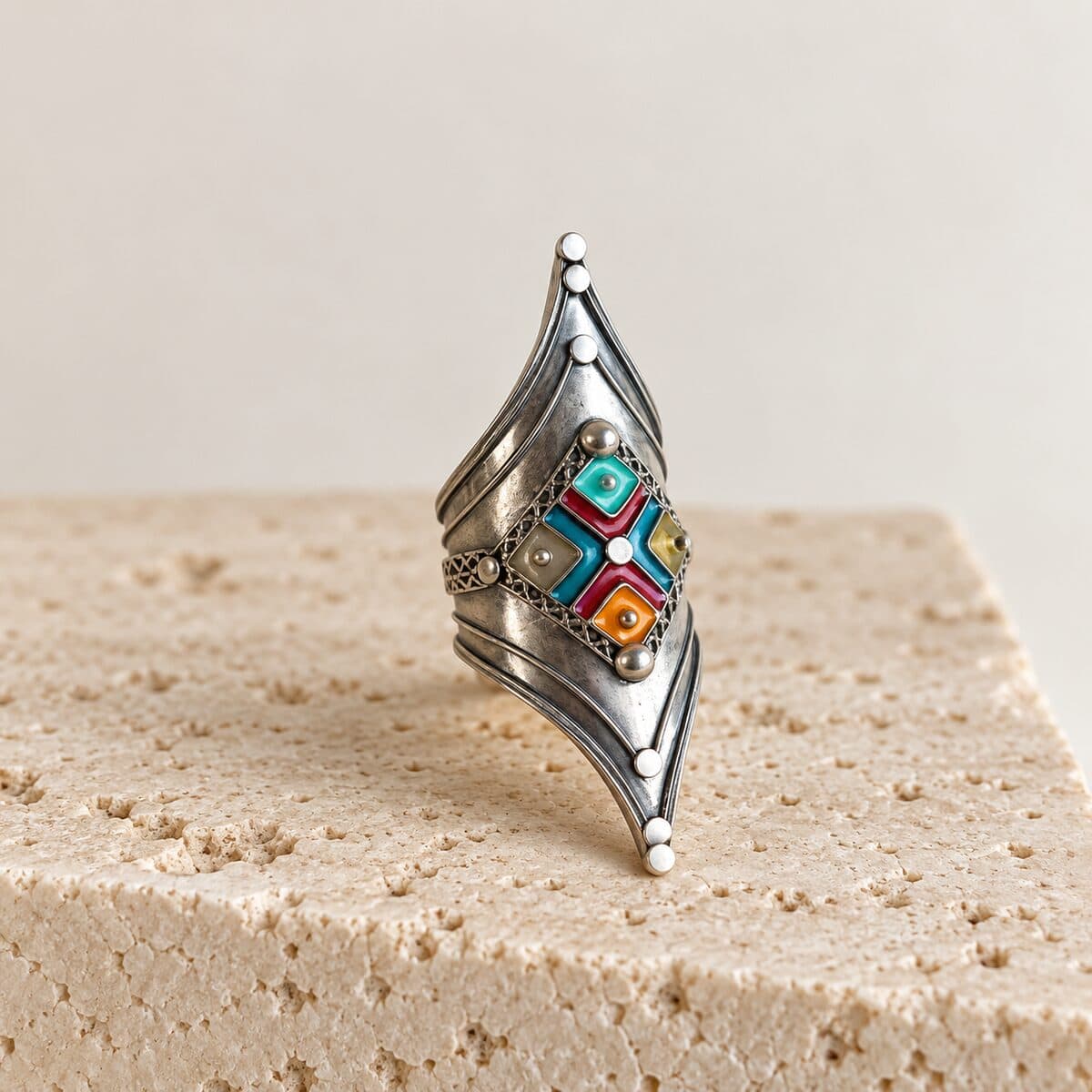 Bague argent amazighe TINHINAN portée