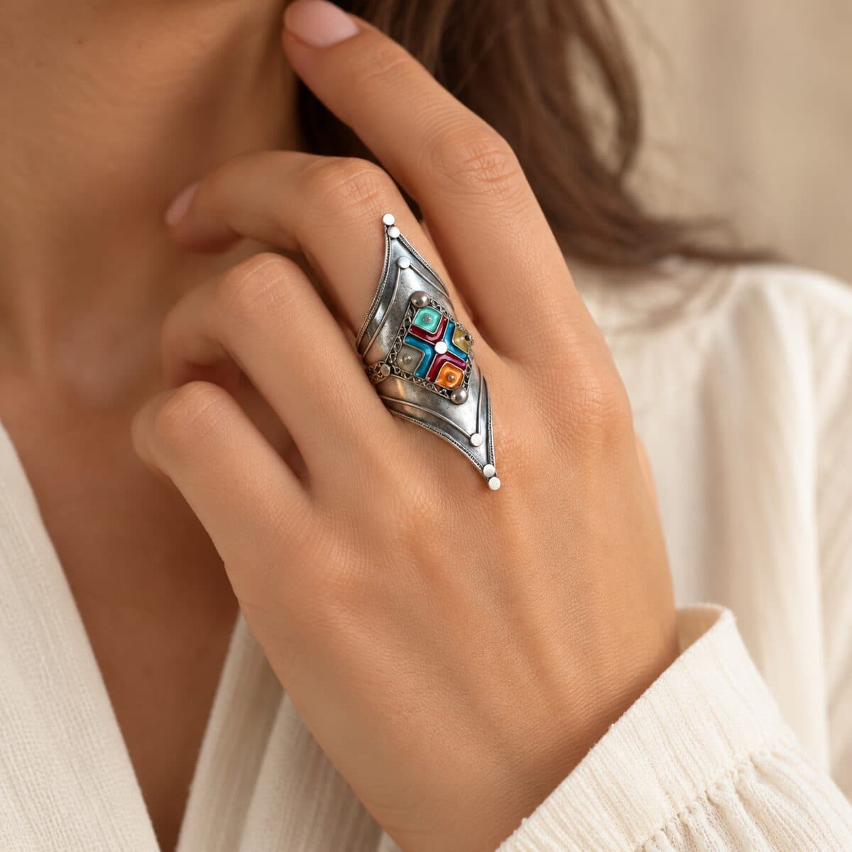 Bague argent amazighe TINHINAN sur travertin