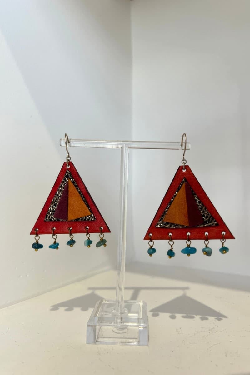 Boucles d'oreilles en cuir triangle rouge avec perles bleues