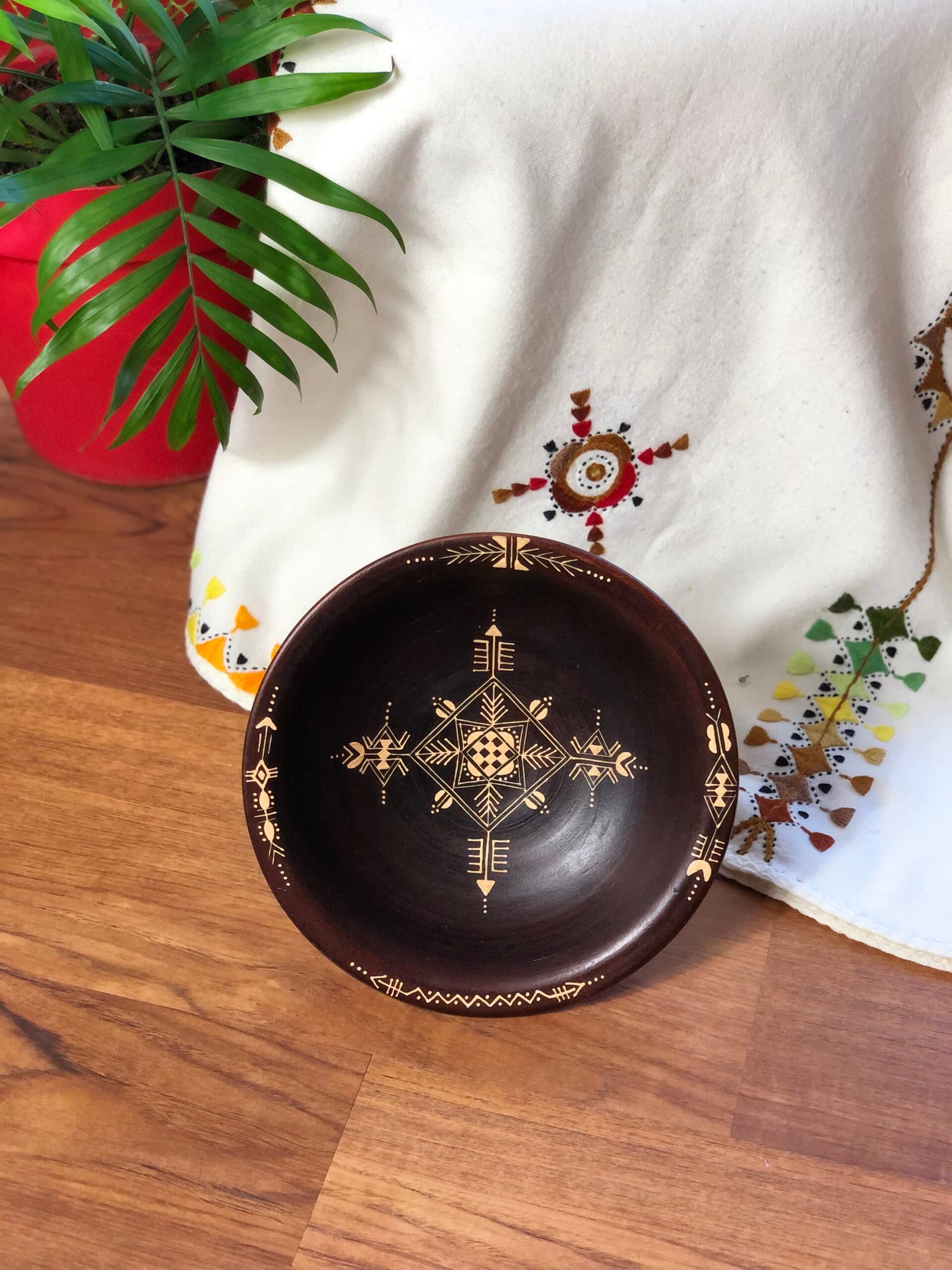Poterie kabyle – plat sur pied
