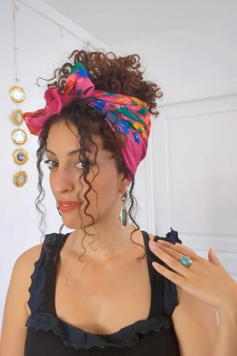attaché de foulards rose à motifs fleurs été