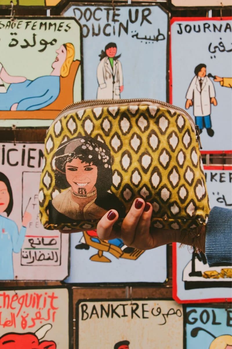 pochette ethnik femme amazighe souriante