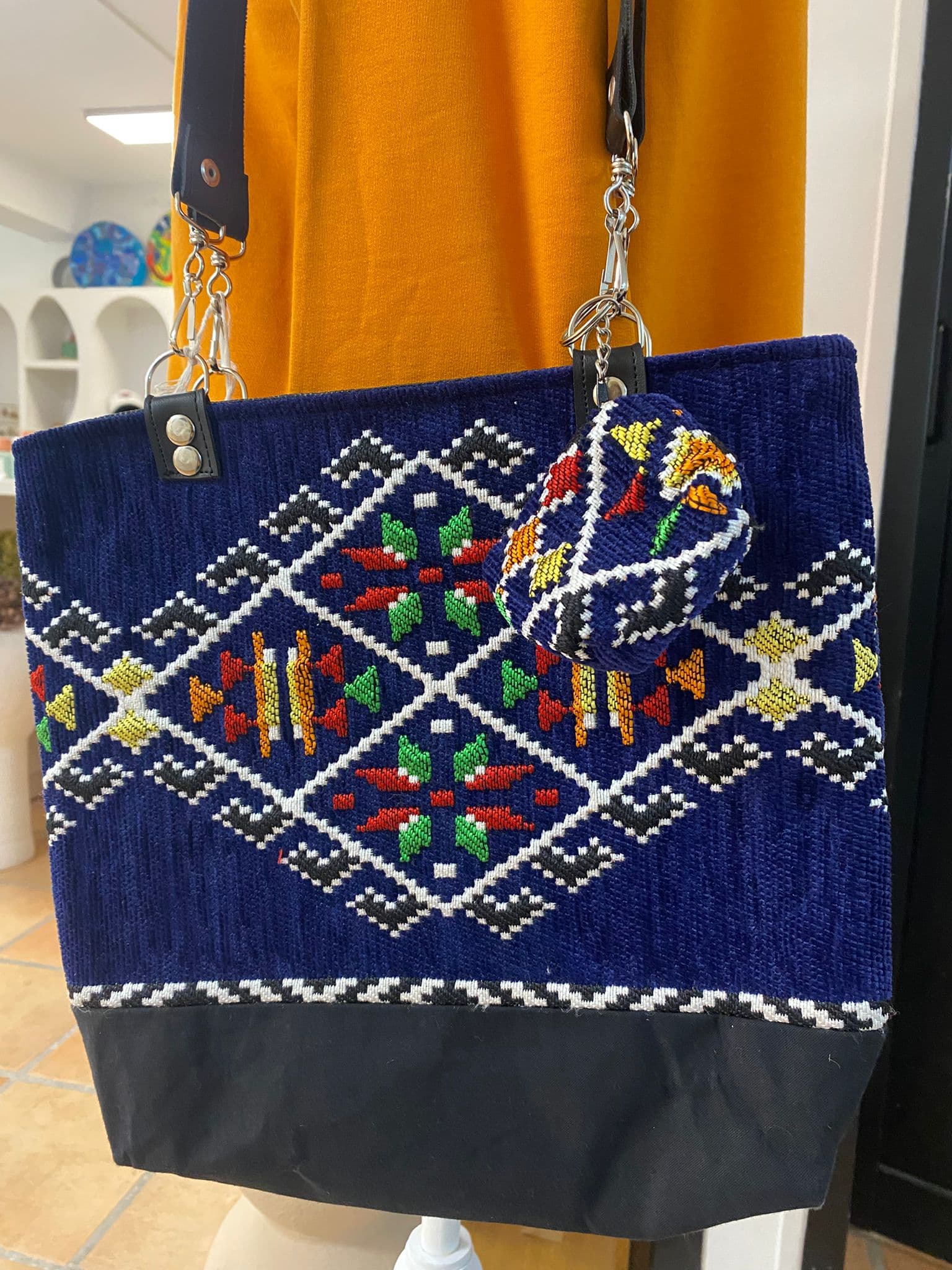 Sac à main brodé avec bandoulière