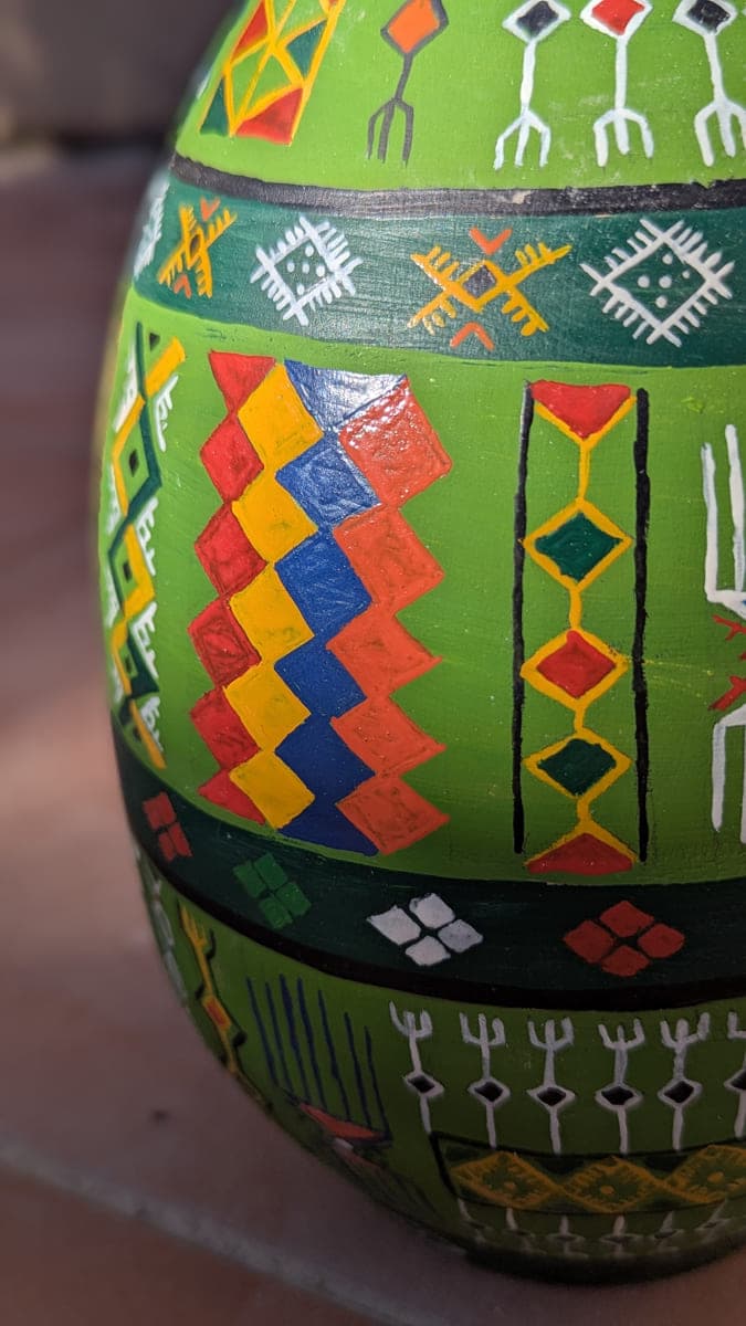 grande jarre verte avec symboles amazigh en poterie