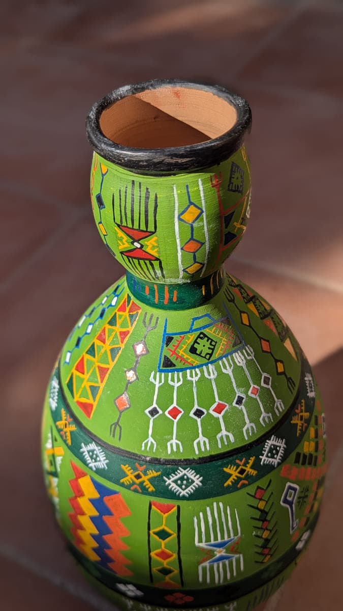 grande jarre verte avec symboles amazigh en poterie