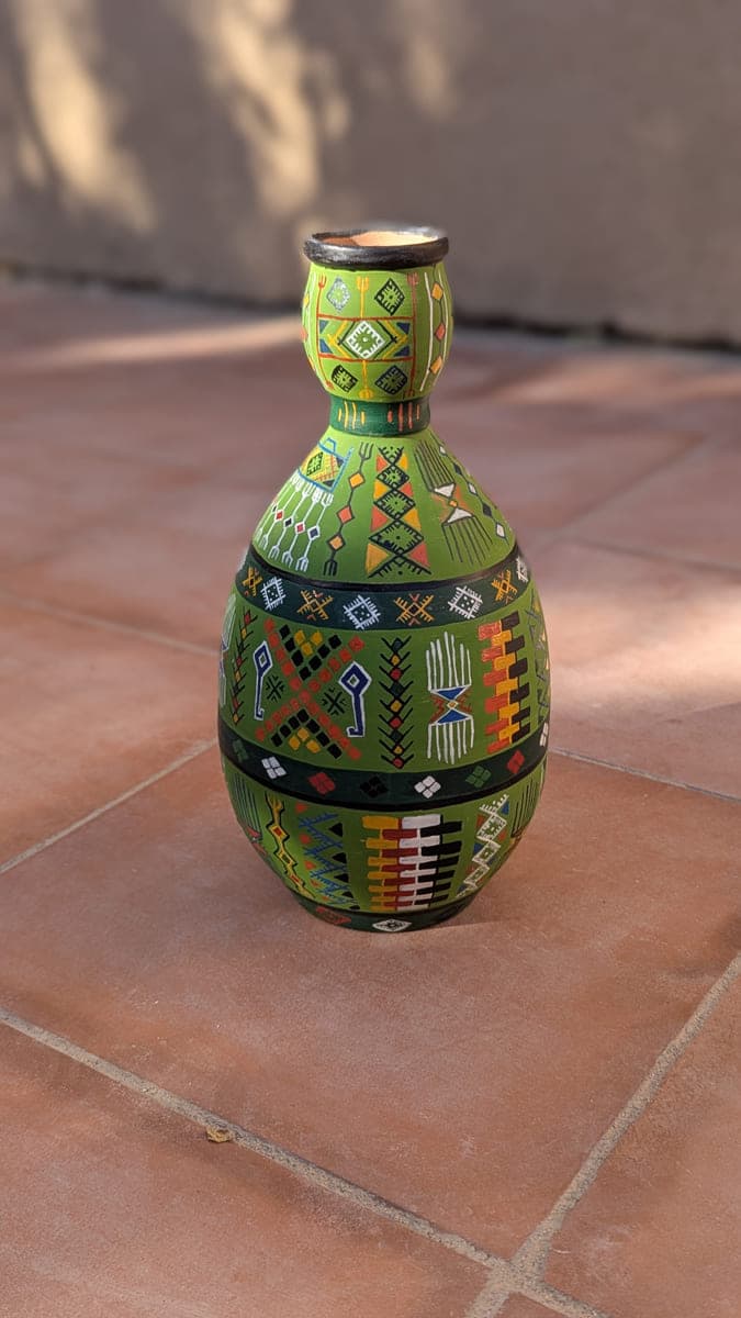 grande jarre verte avec symboles amazigh en poterie