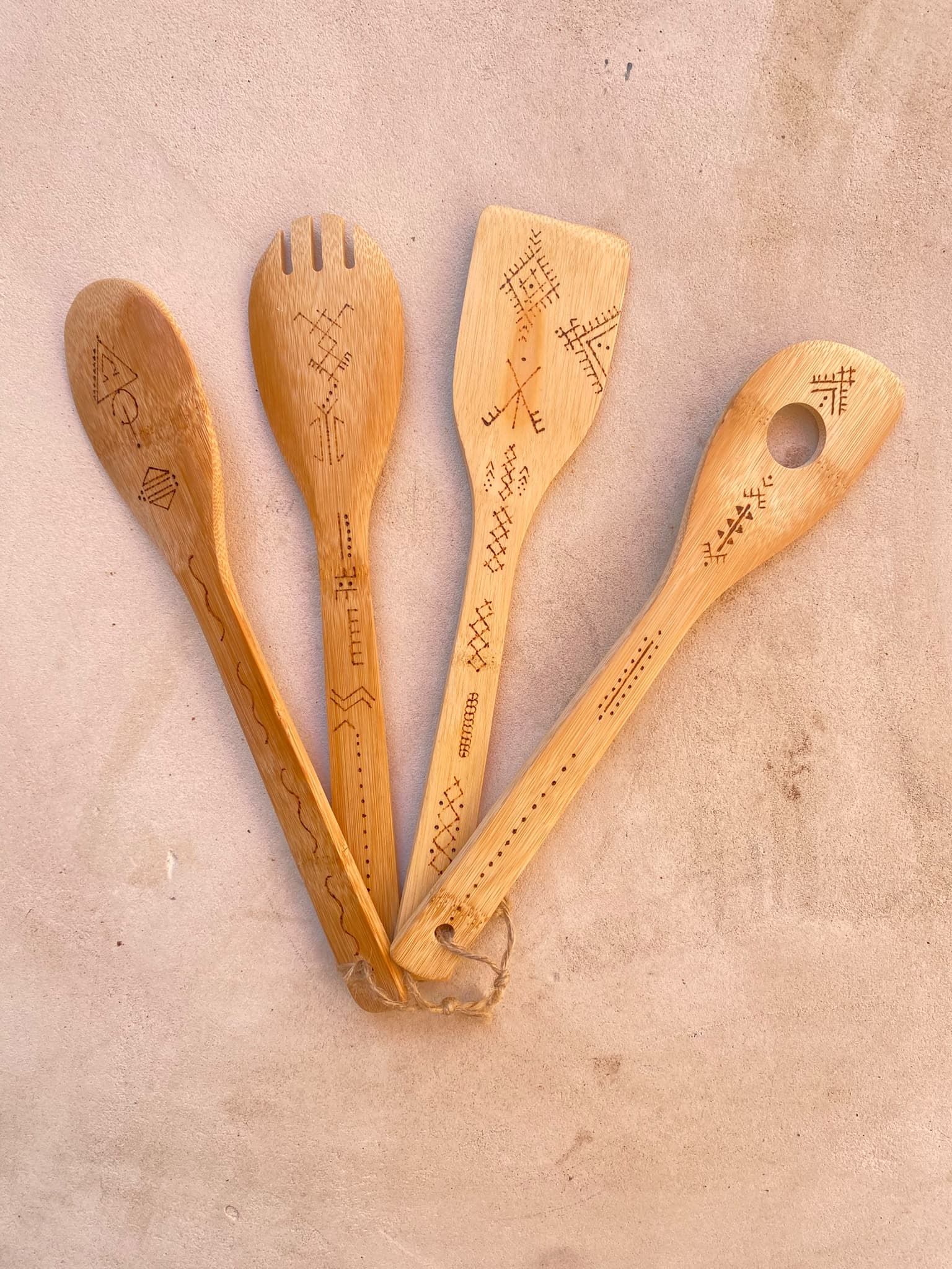 Set exclusif de quatre ustensiles en bois artisanale