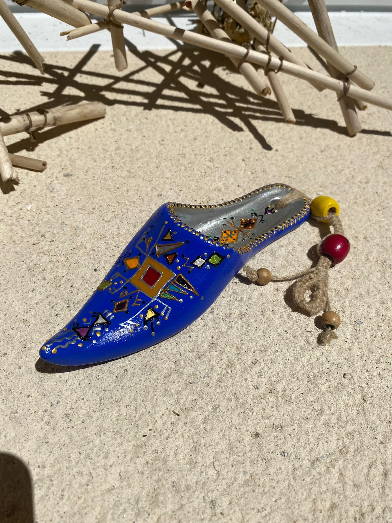 Babouche décorée de motifs amazigh