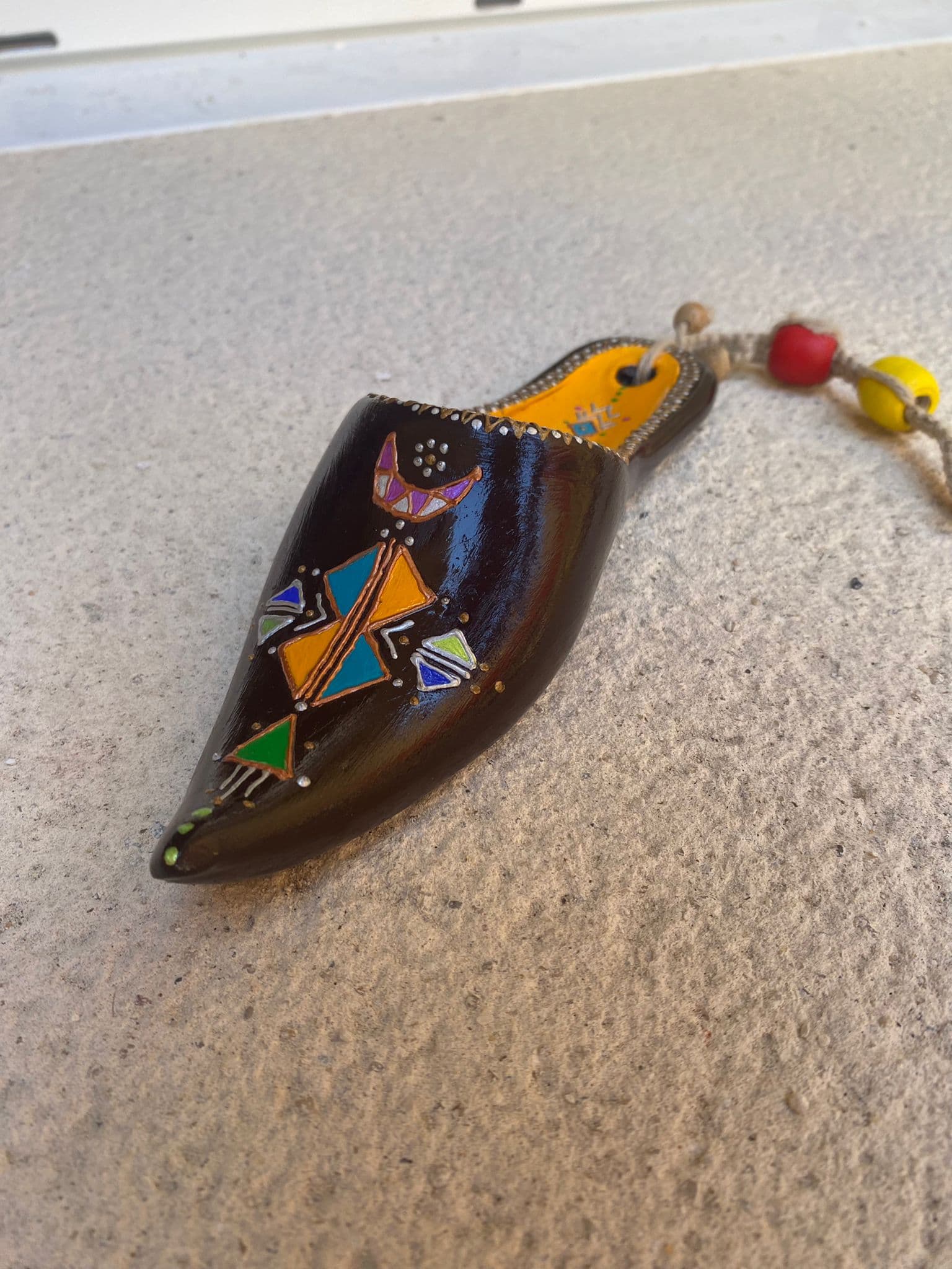 Babouche décorée de motifs amazigh