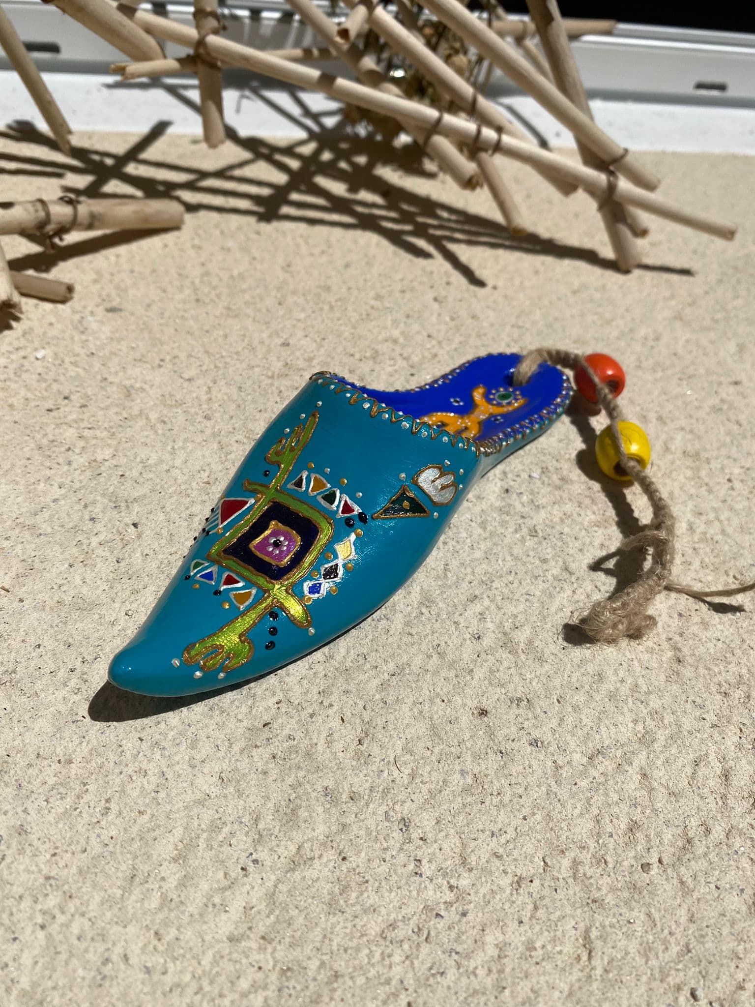 Babouche décorée de motifs amazigh