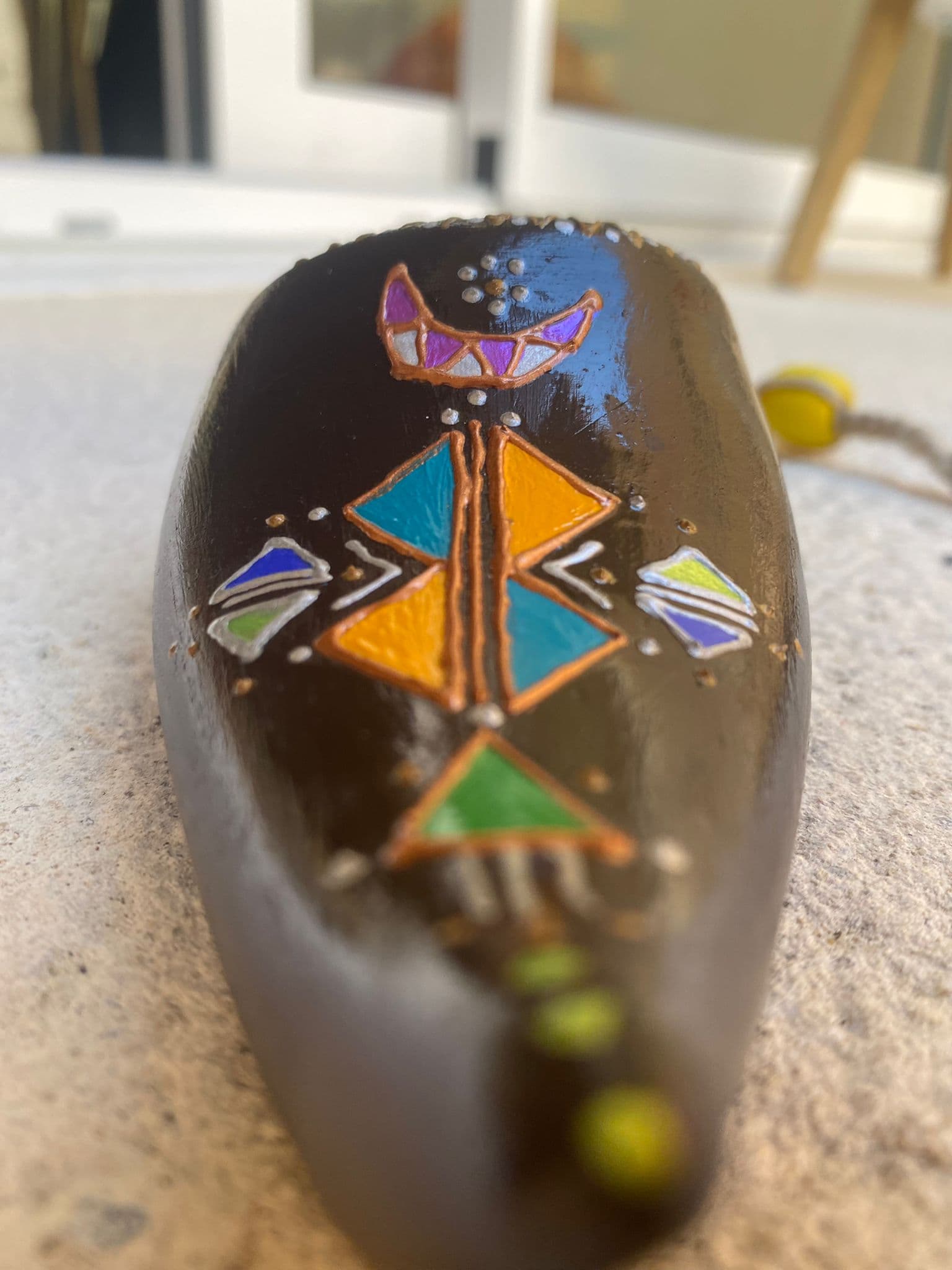 Babouche décorée de motifs amazigh