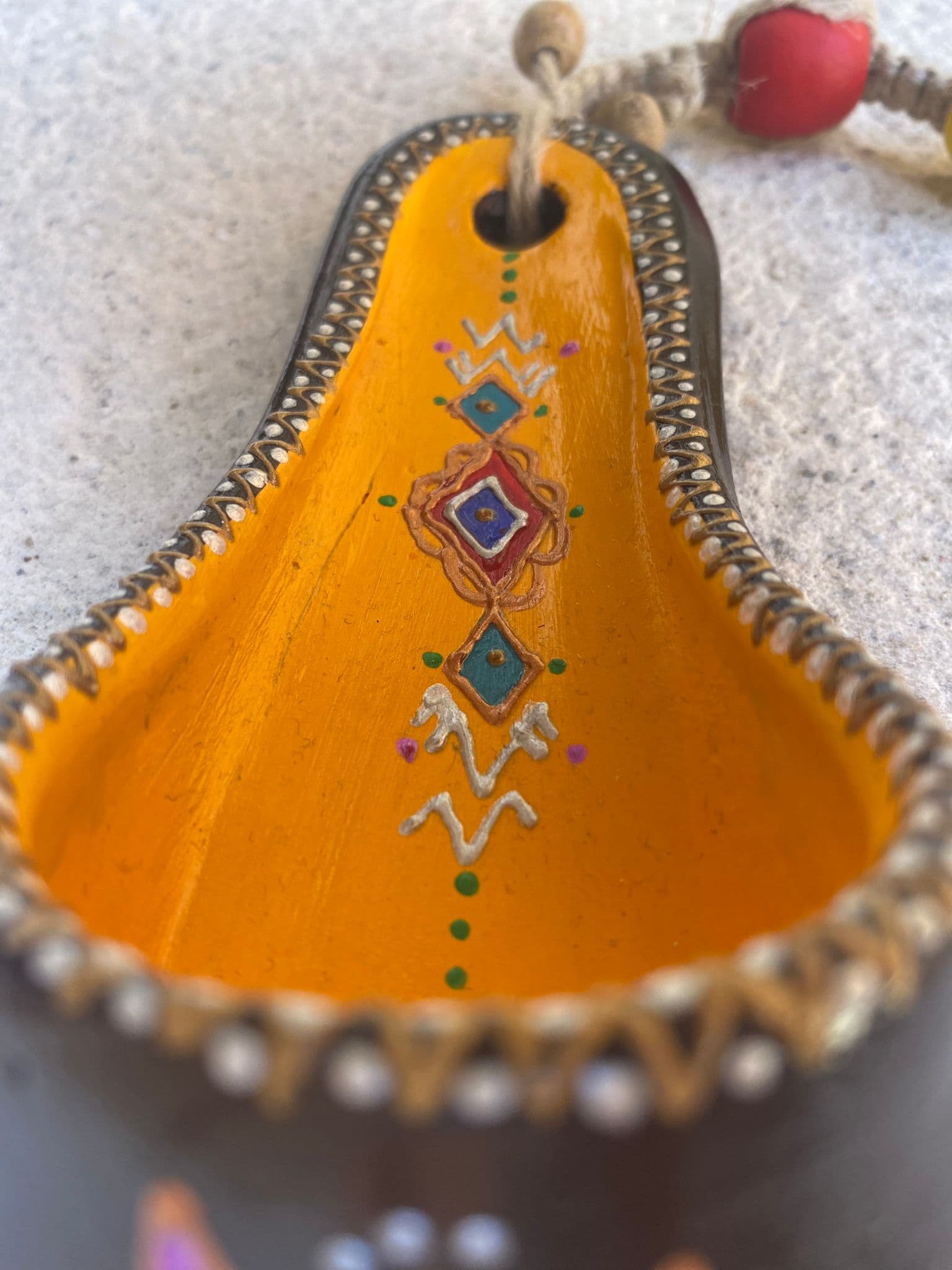 Babouche décorée de motifs amazigh