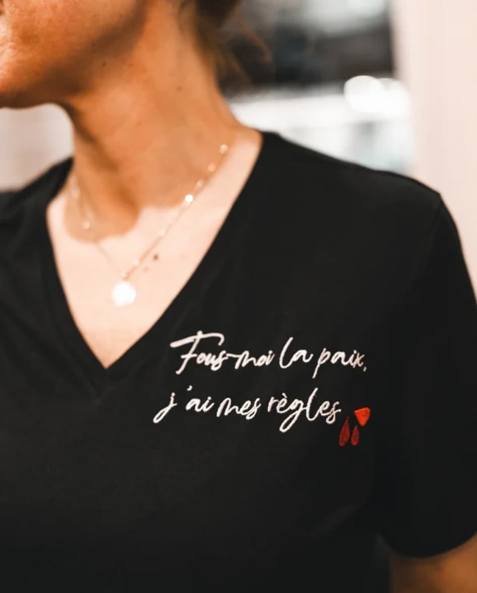 T-shirt col noir brodé