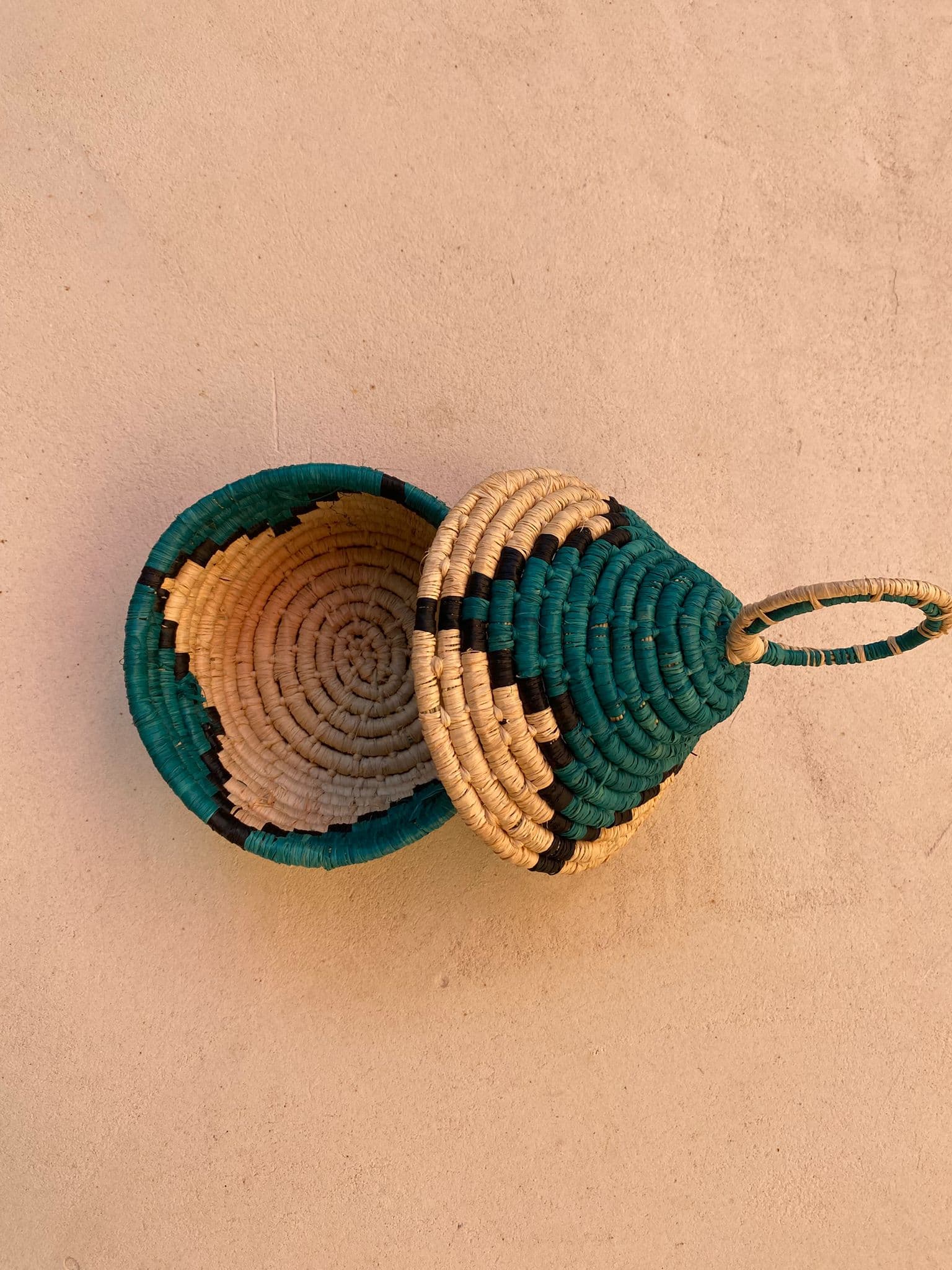 Trio de boîtes en raphia