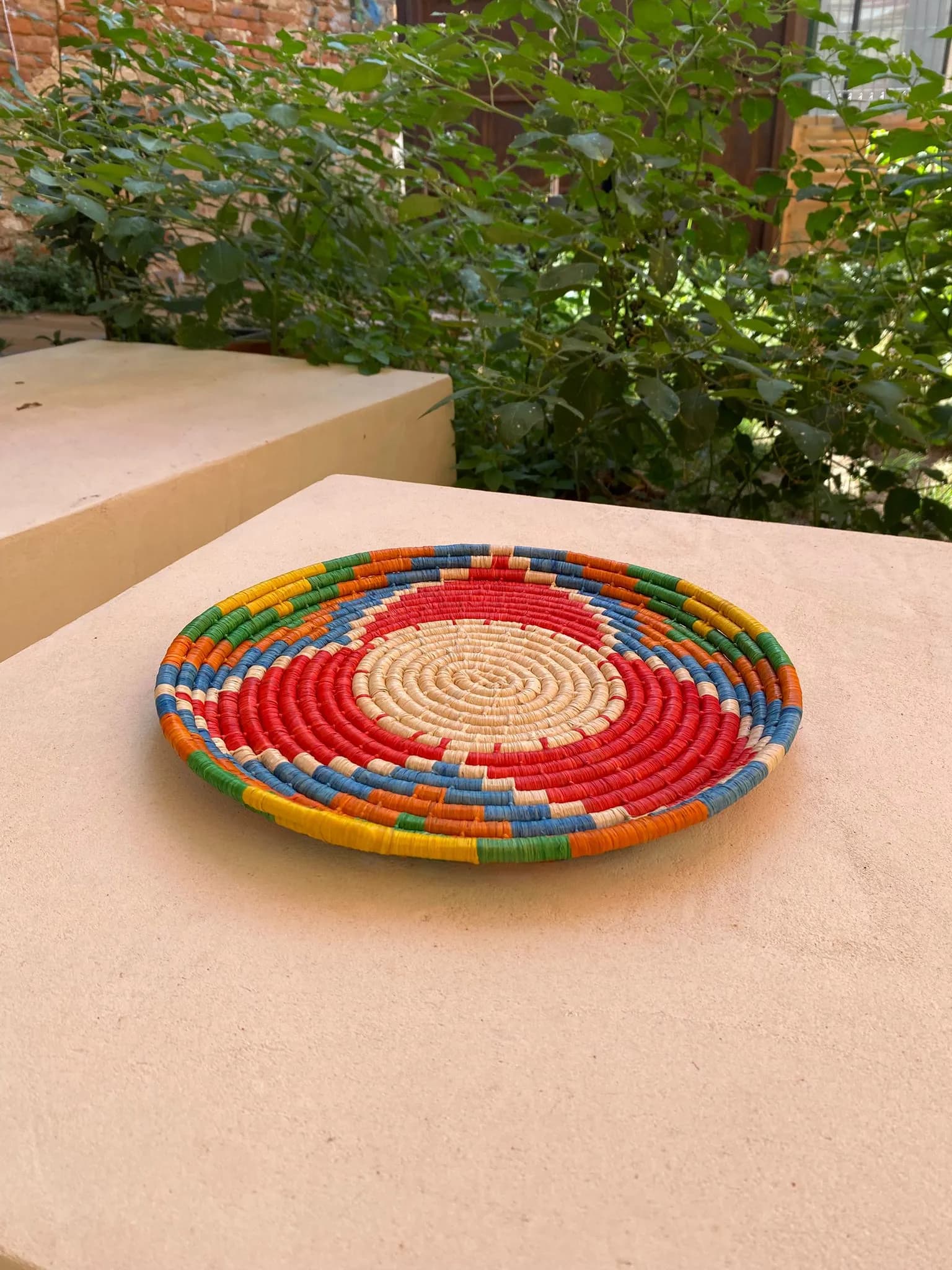 Plat en raphia artisanal multicolore
