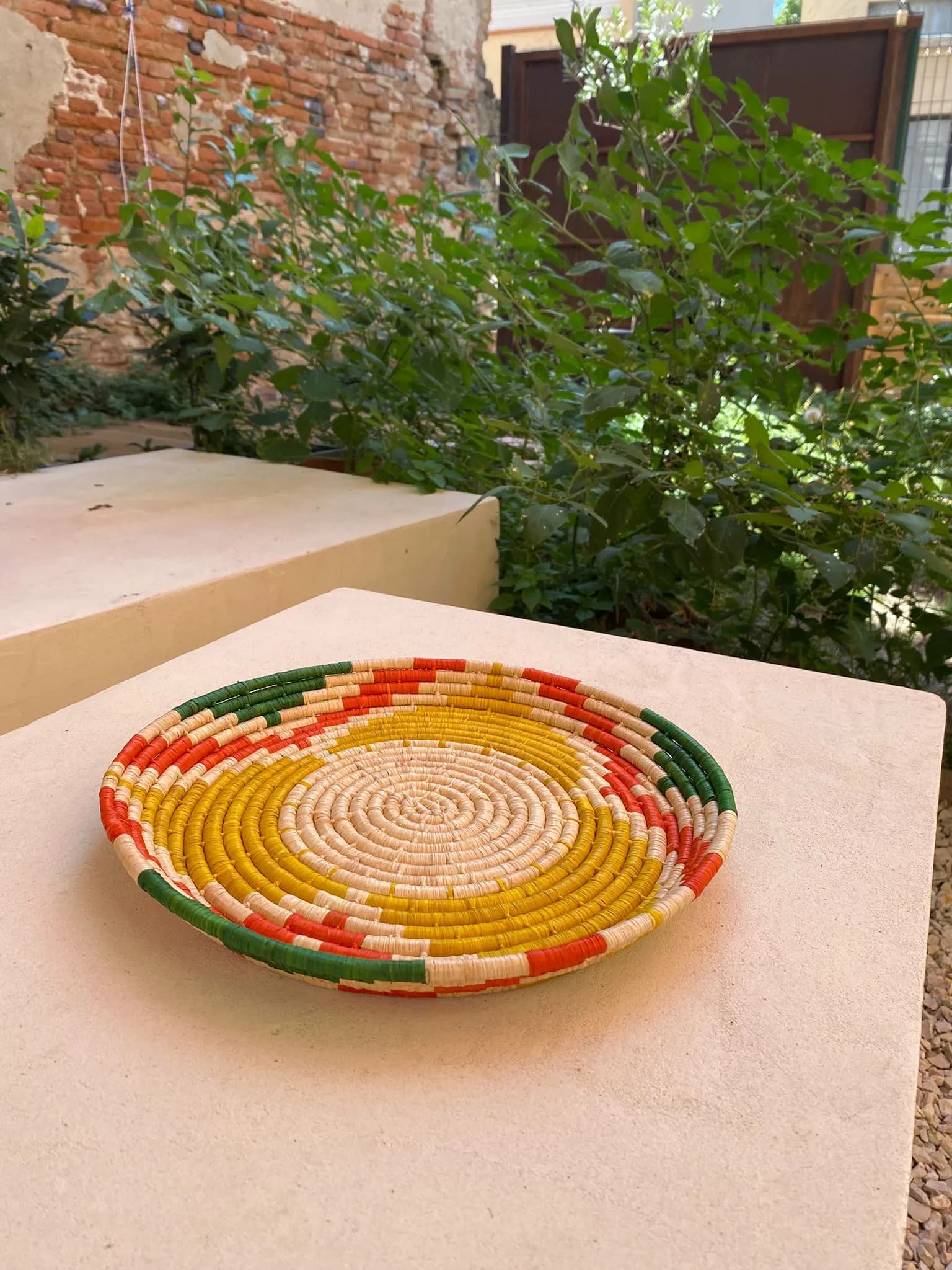 Plat en raphia artisanal multicolore