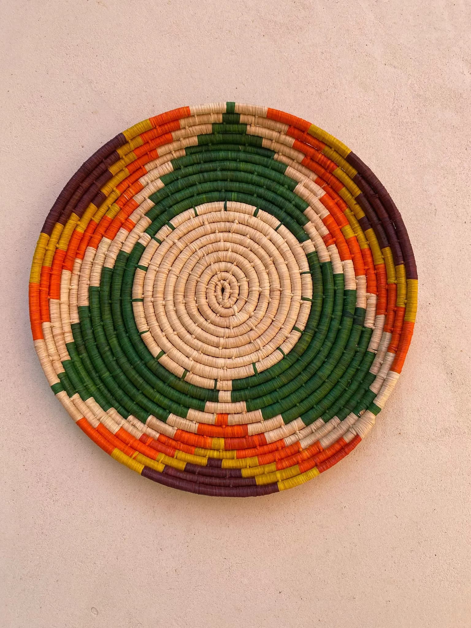 Plat en raphia artisanal multicolore